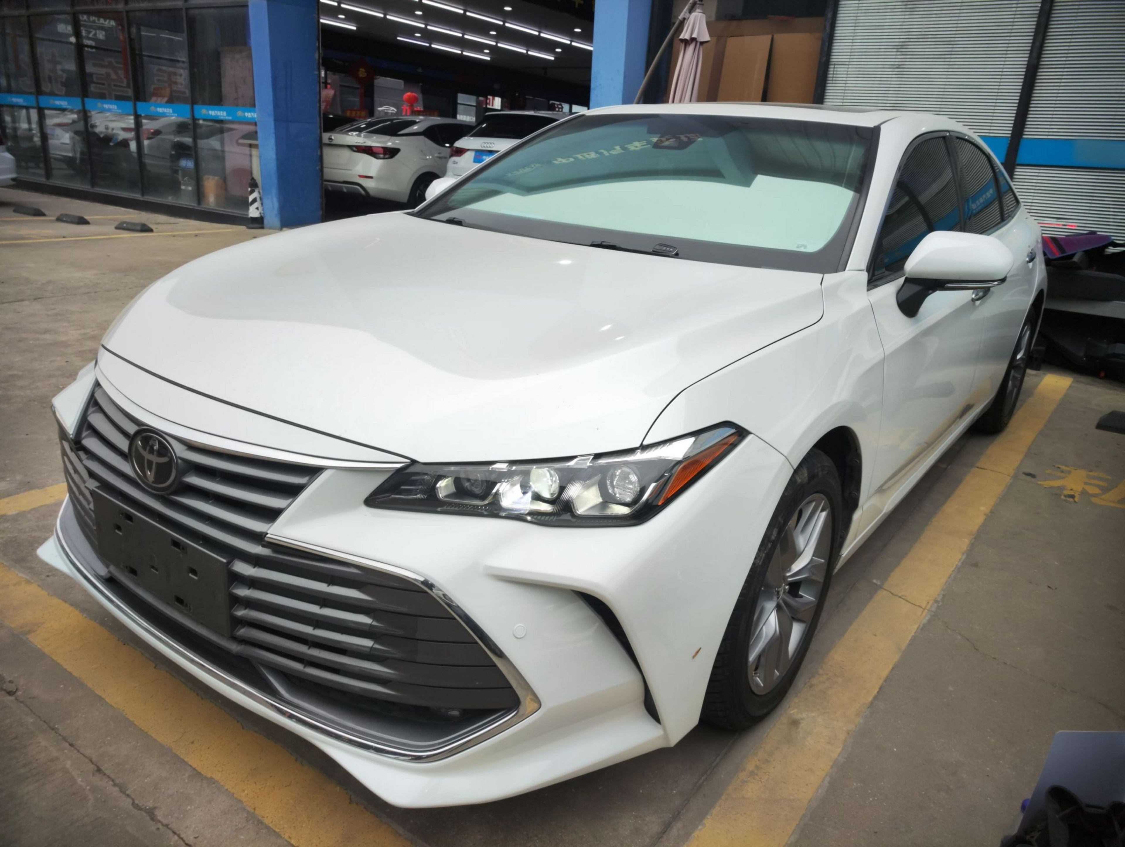 تحت مقدمة السيارة