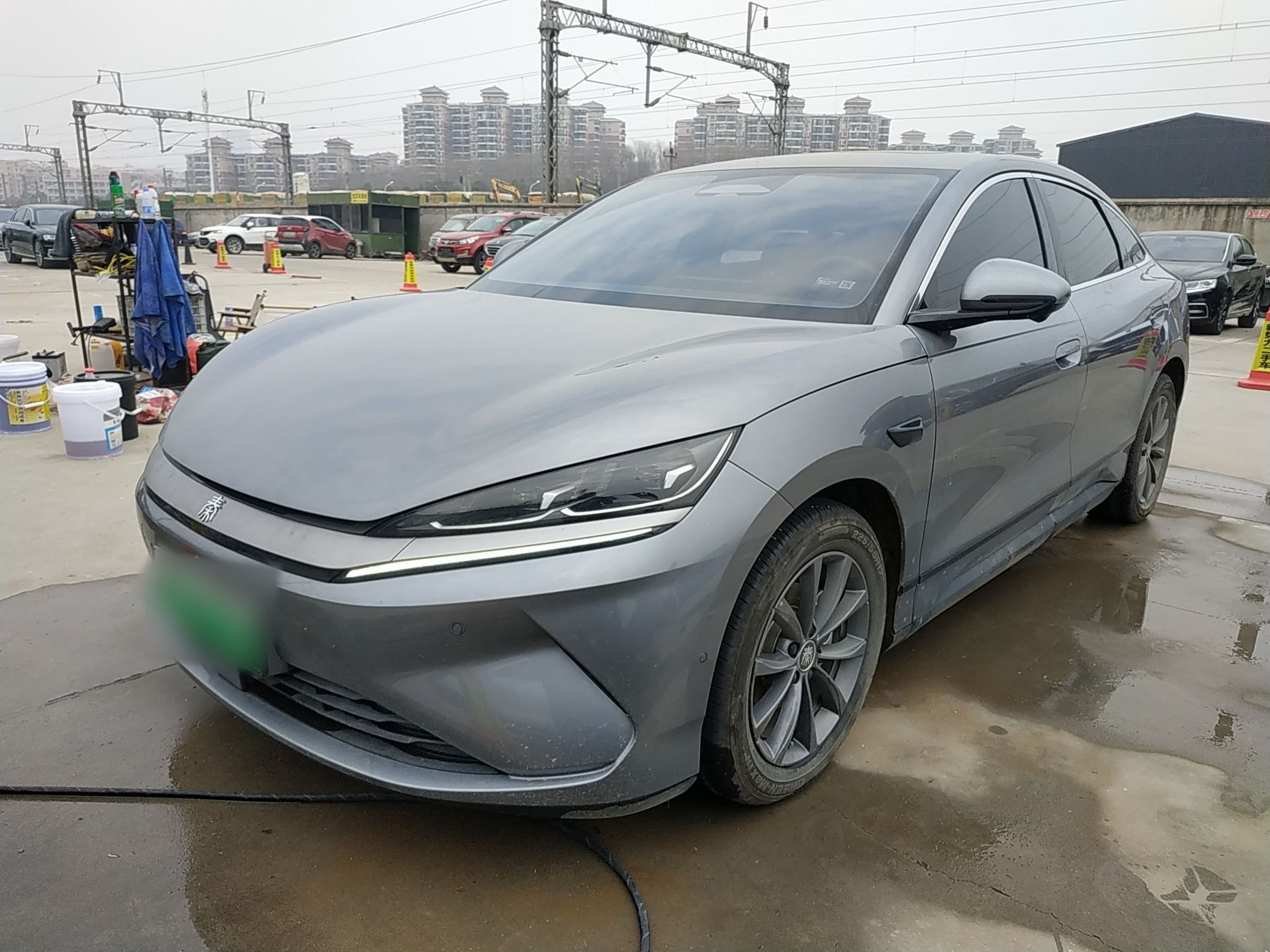 Под передней частью автомобиля