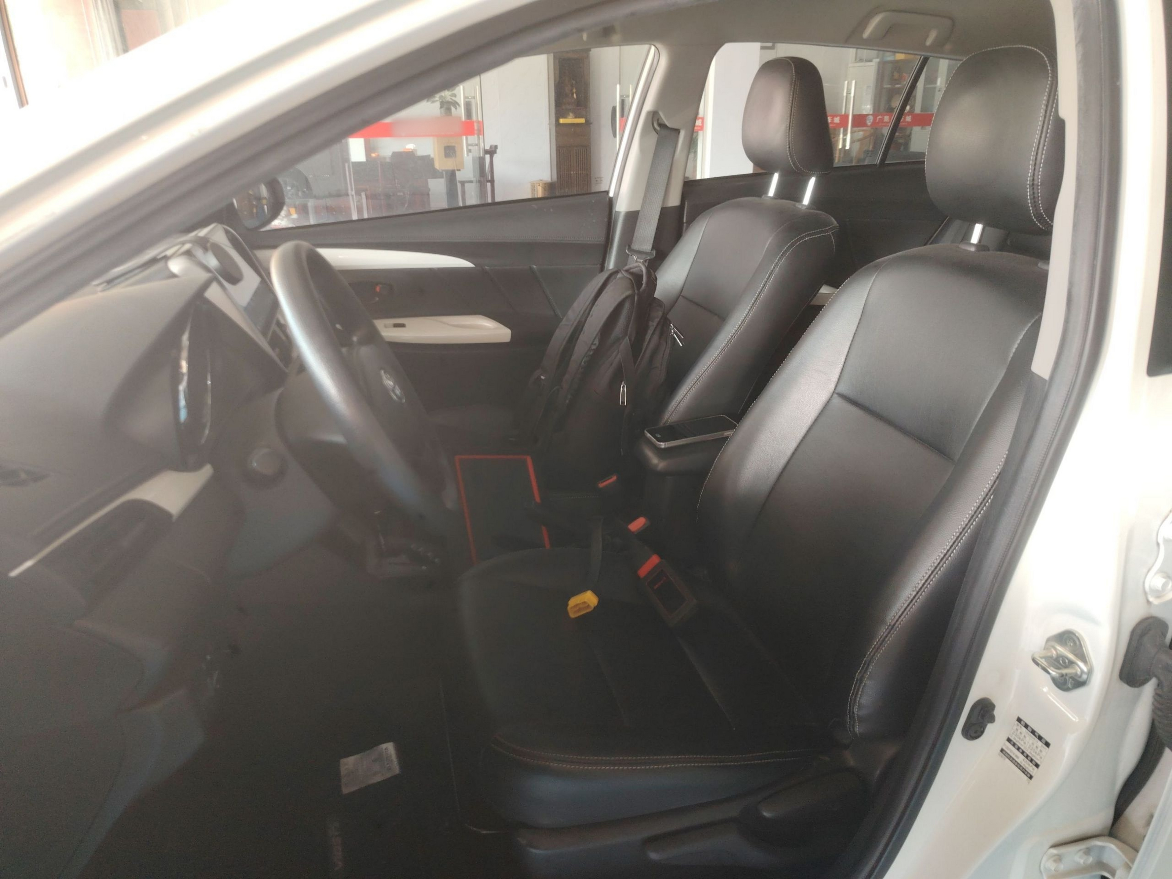 المقاعد الأمامية داخل السيارة