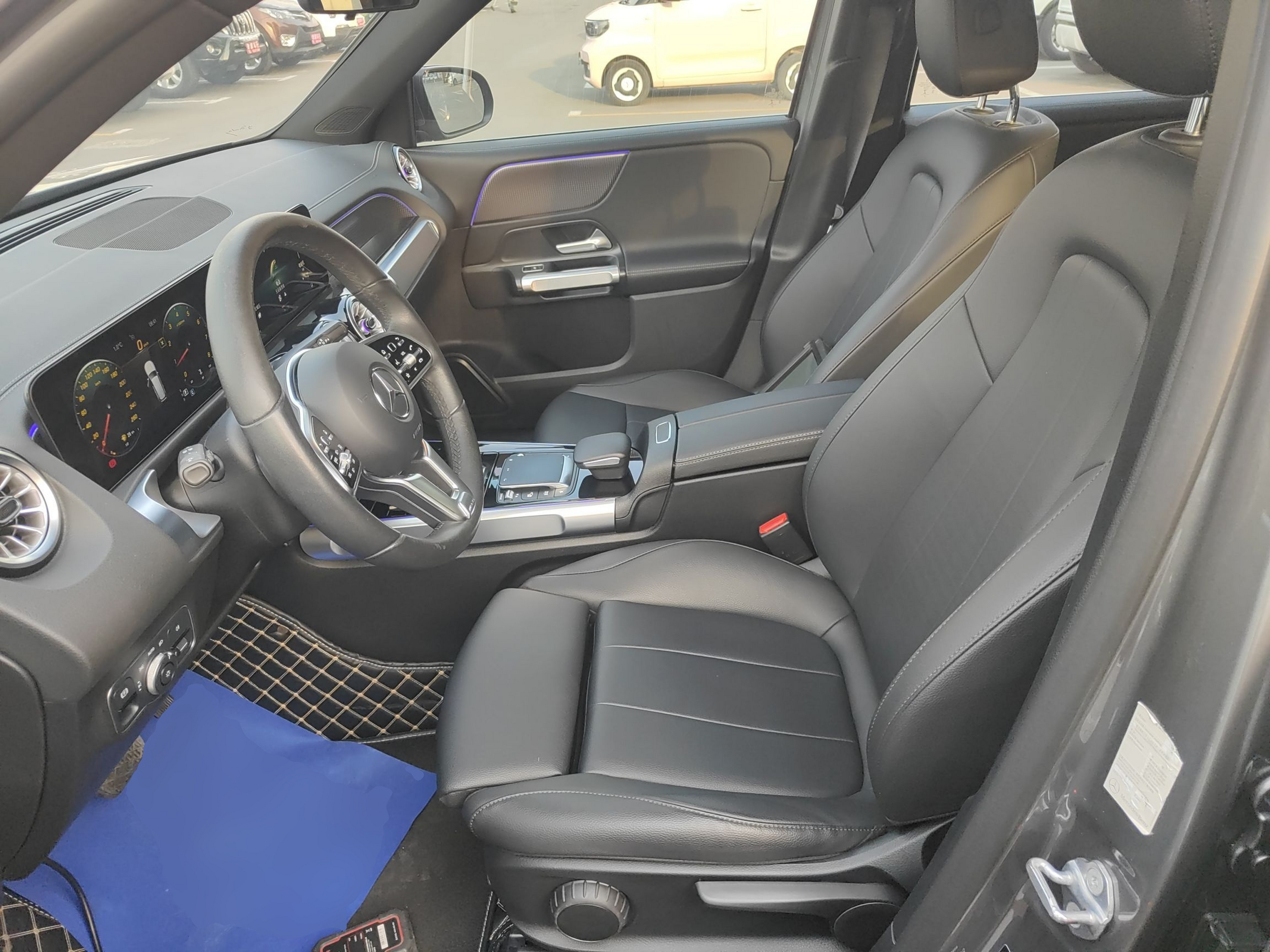 المقاعد الأمامية داخل السيارة