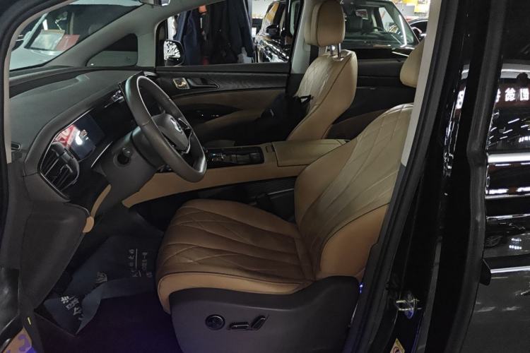 Used Denza D9 2022 DM-i 1040 Prestige Model
