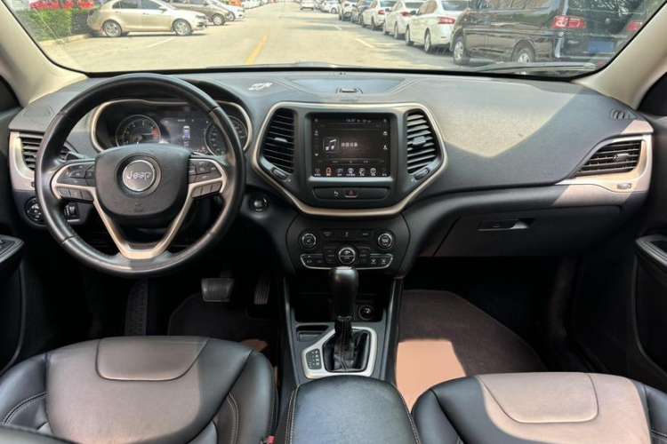 Used  Cherokee 2016 2.0L Smart Version
