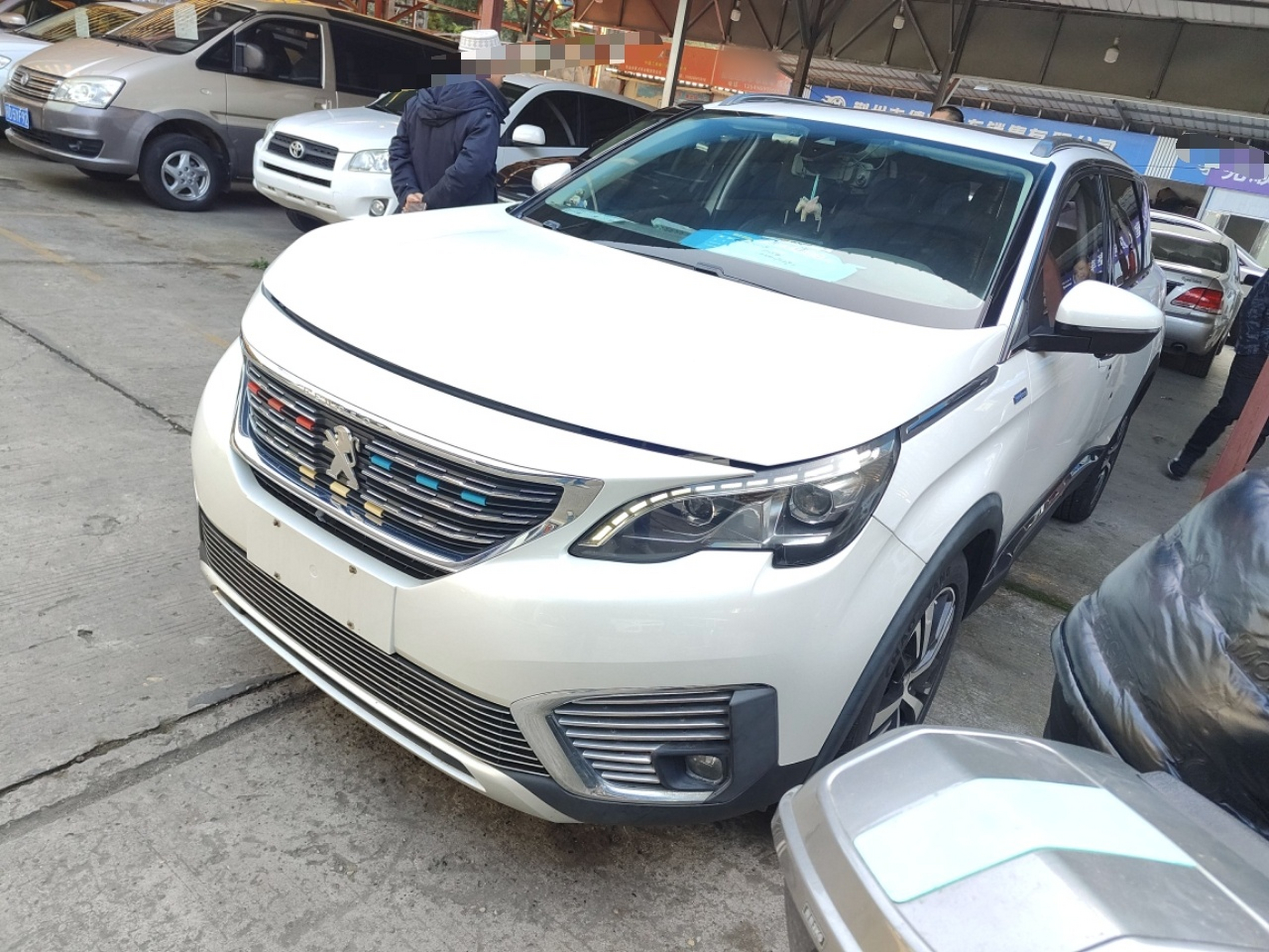 تحت مقدمة السيارة