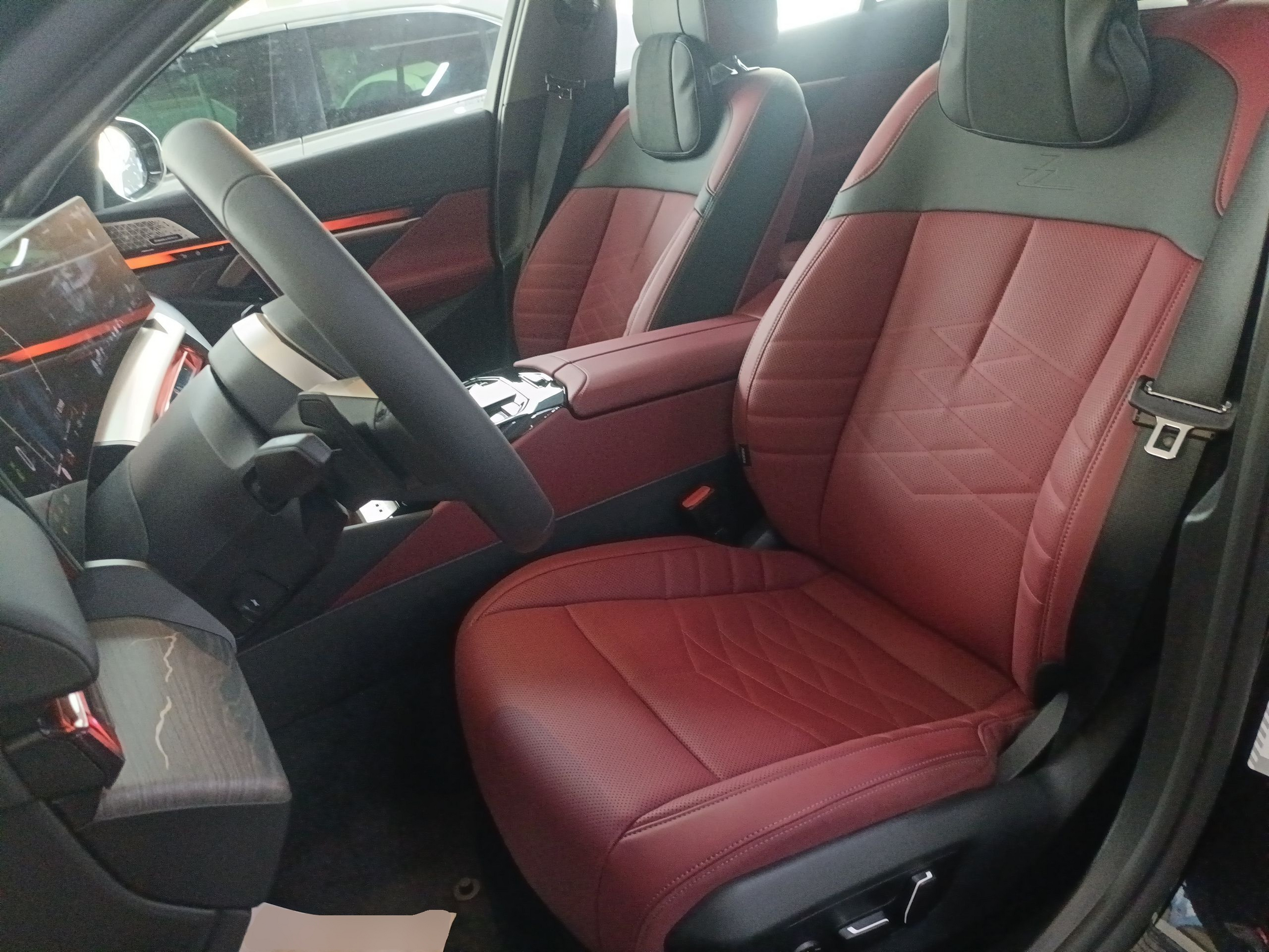 Переднее сиденье в автомобиле