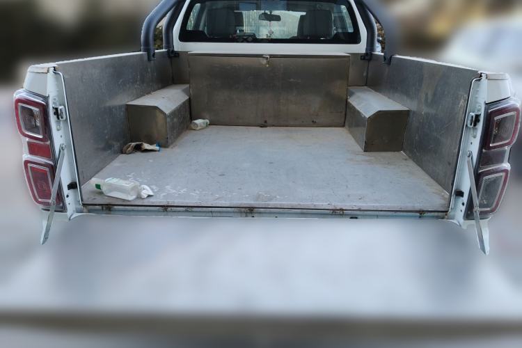 Used Isuzu D-MAX 2023 2.5T Automatic 4x4 Diesel Flagship Long Wheelbase Model