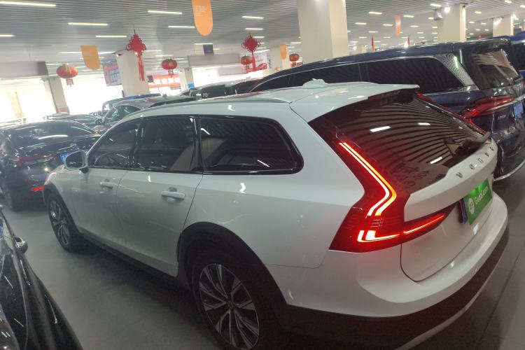 Used Volvo V90 2023 Cross Country B5 AWD Smart Range Edition