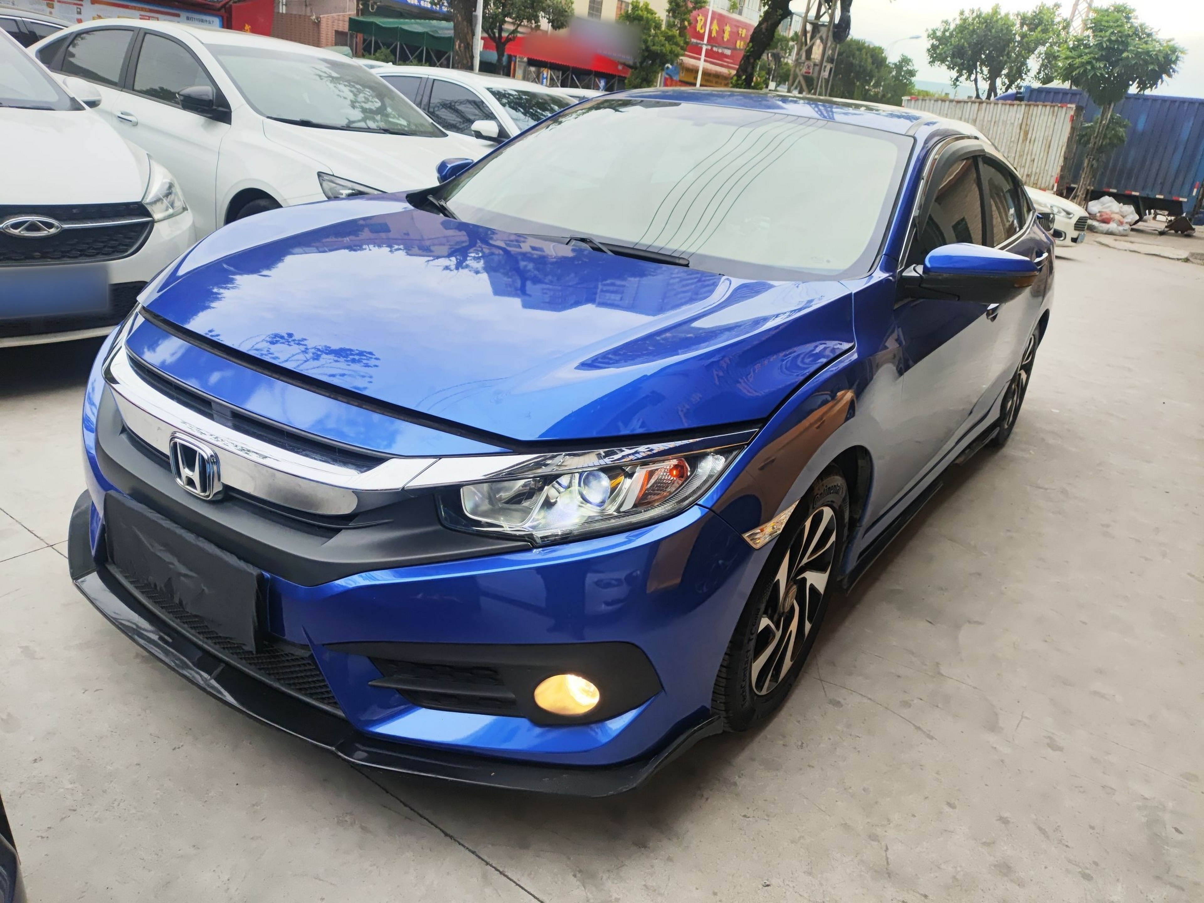 Под передней частью автомобиля