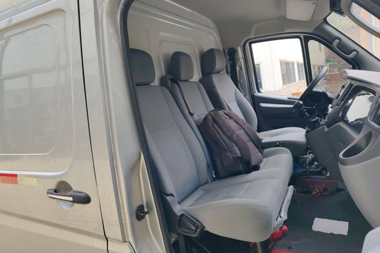 Used Foton Toano 2023 2.8T Manual Jixiang Van Long Wheelbase Mid-Roof Design with Rear Dual Tires 3-Seater
