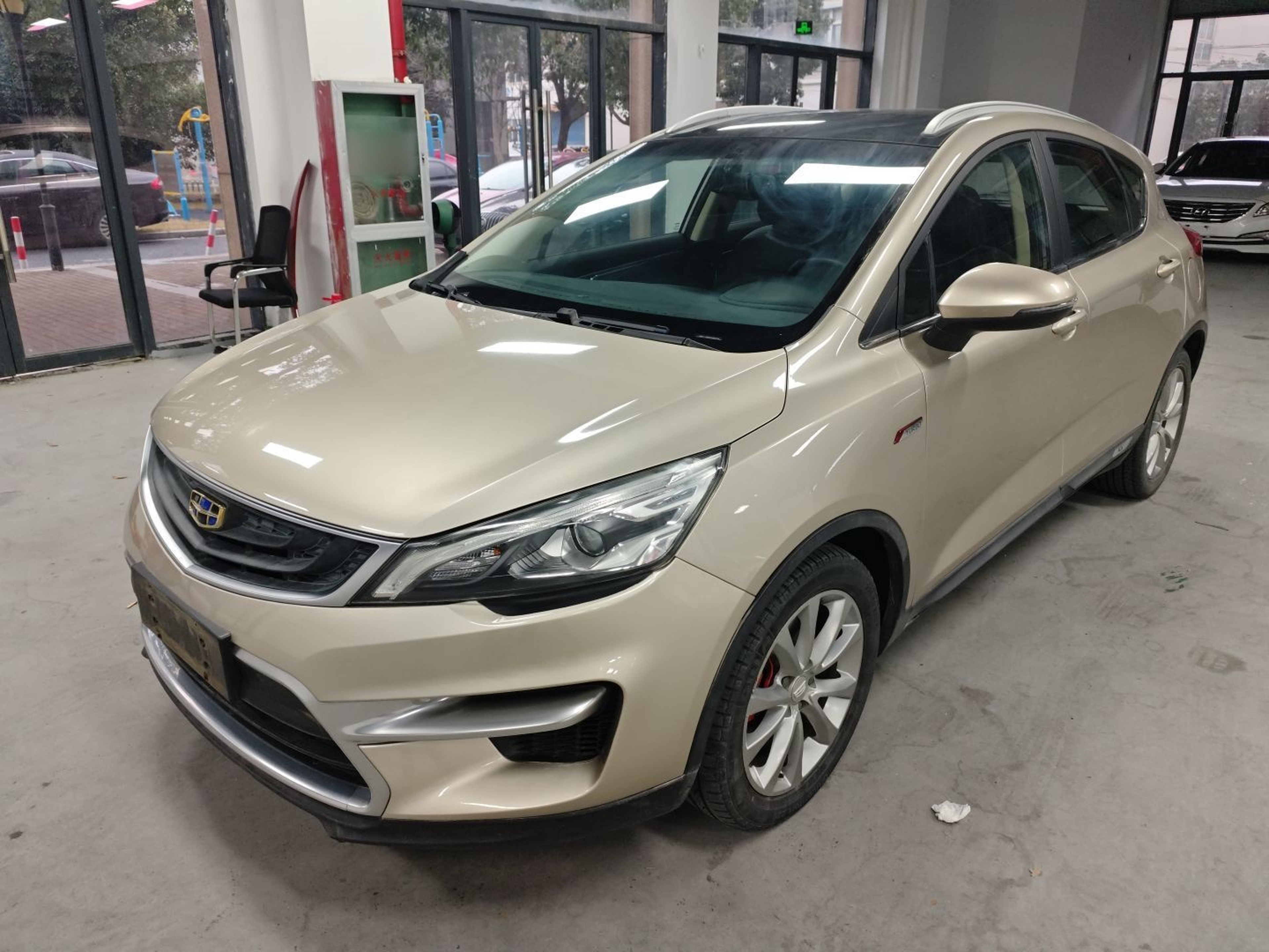 تحت مقدمة السيارة