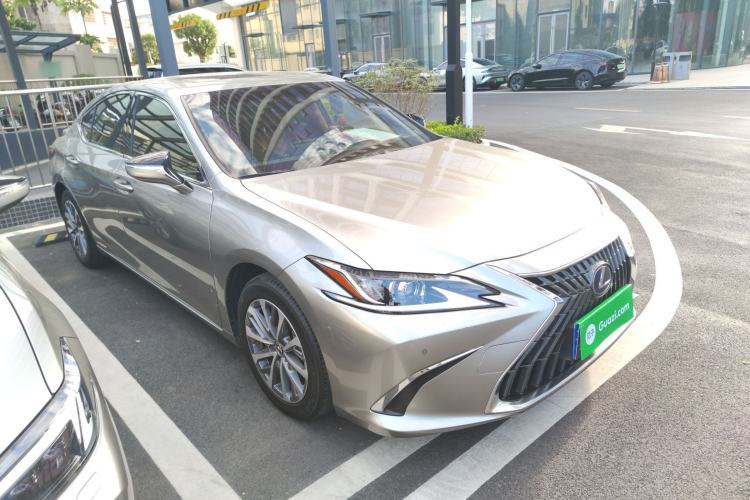Used Lexus ES 2021 300h Excellence Edition
