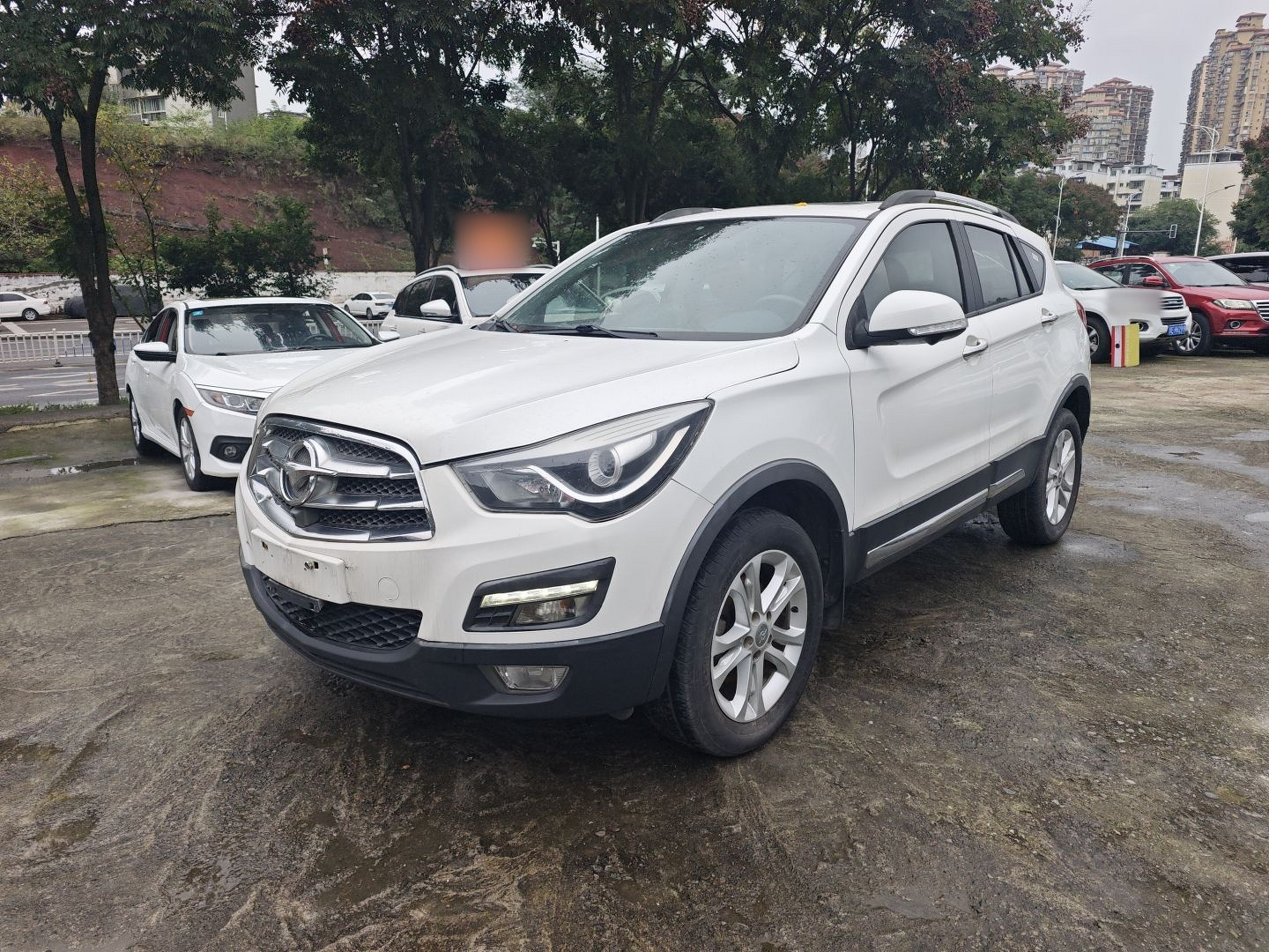 Под передней частью автомобиля