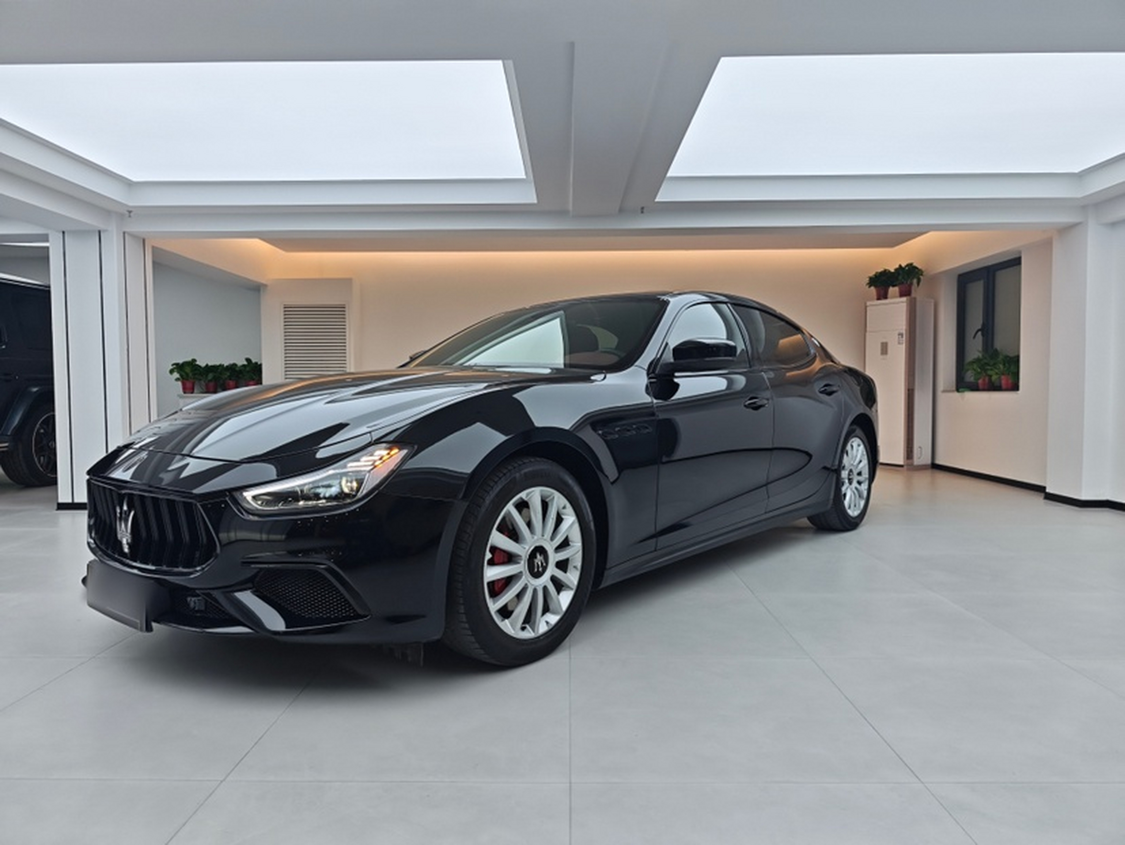 تحت مقدمة السيارة