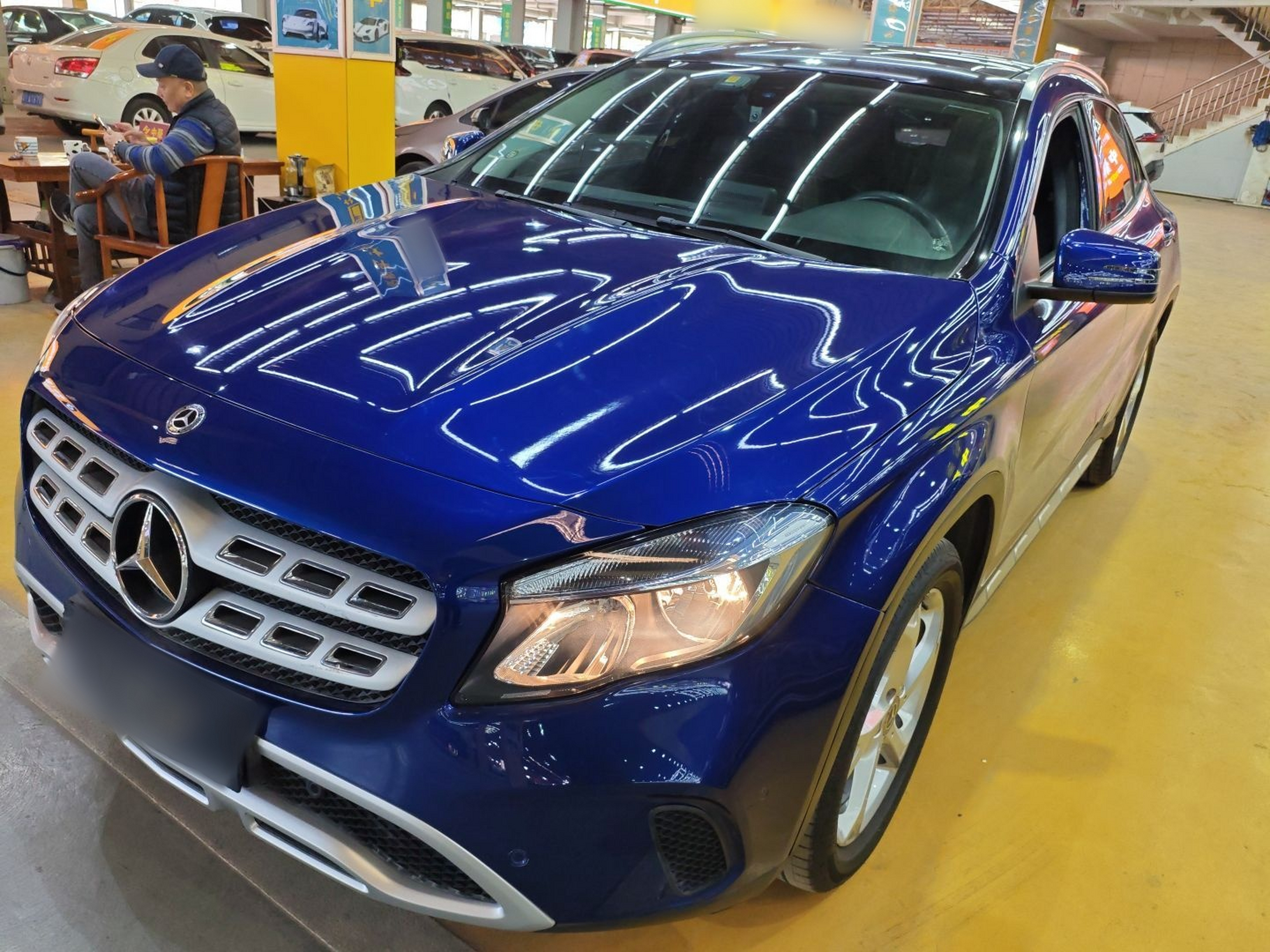 تحت مقدمة السيارة