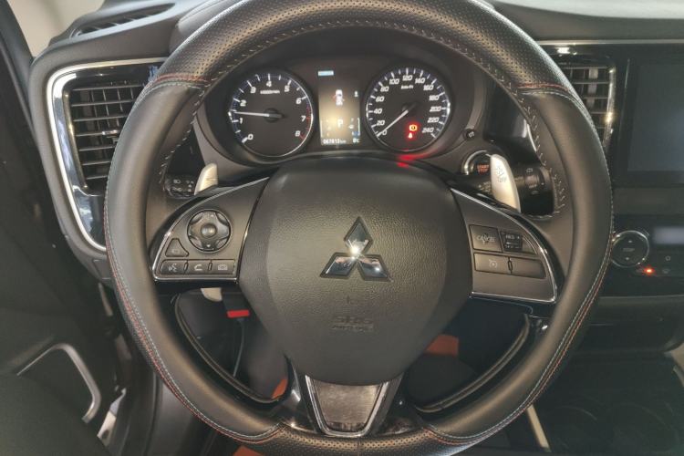 Used Mitsubishi Outlander 2019 2.4L 4x4 Zhi Xiang Edition 7 Seats China V Emission Standard
