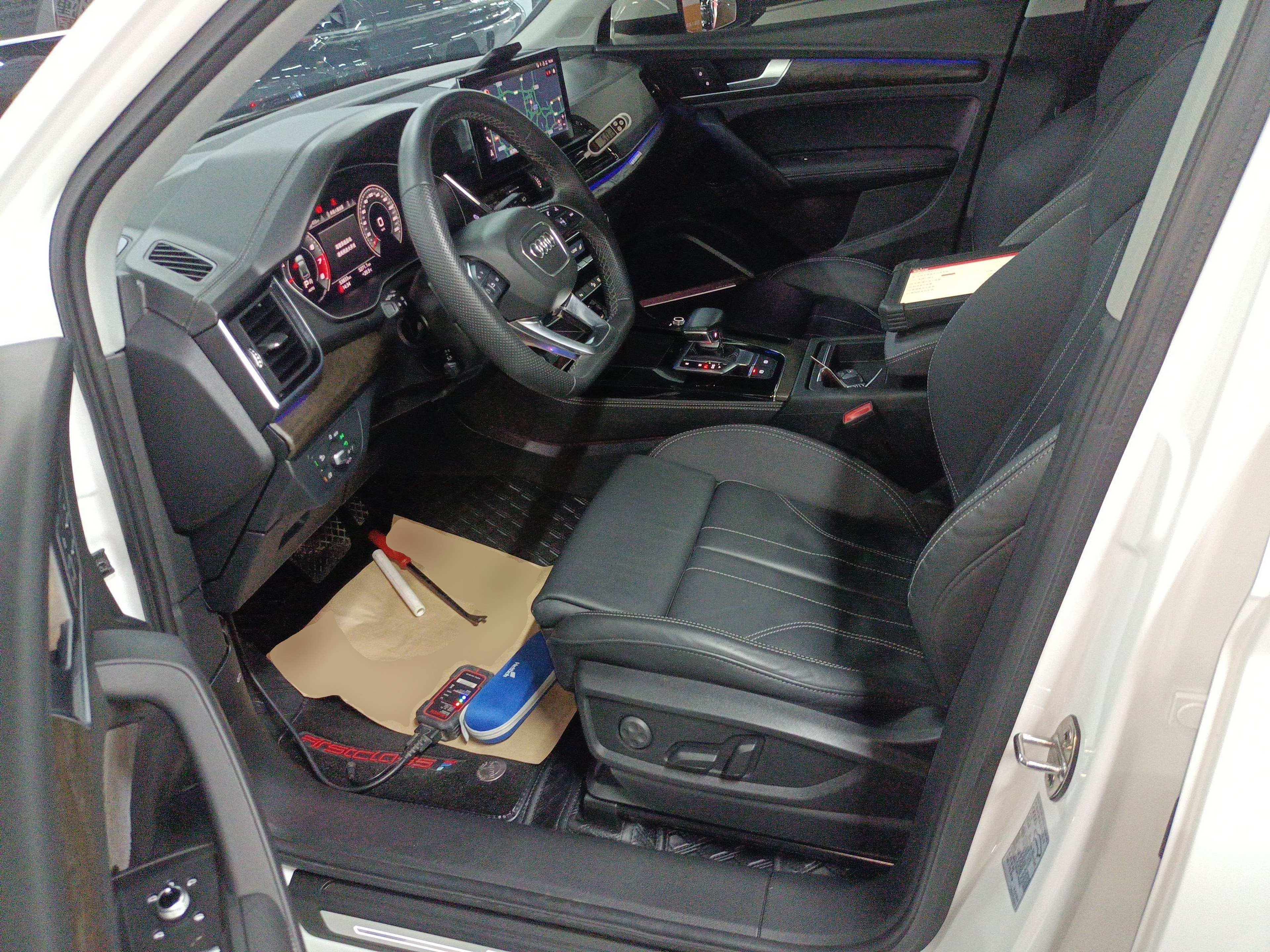 المقاعد الأمامية داخل السيارة