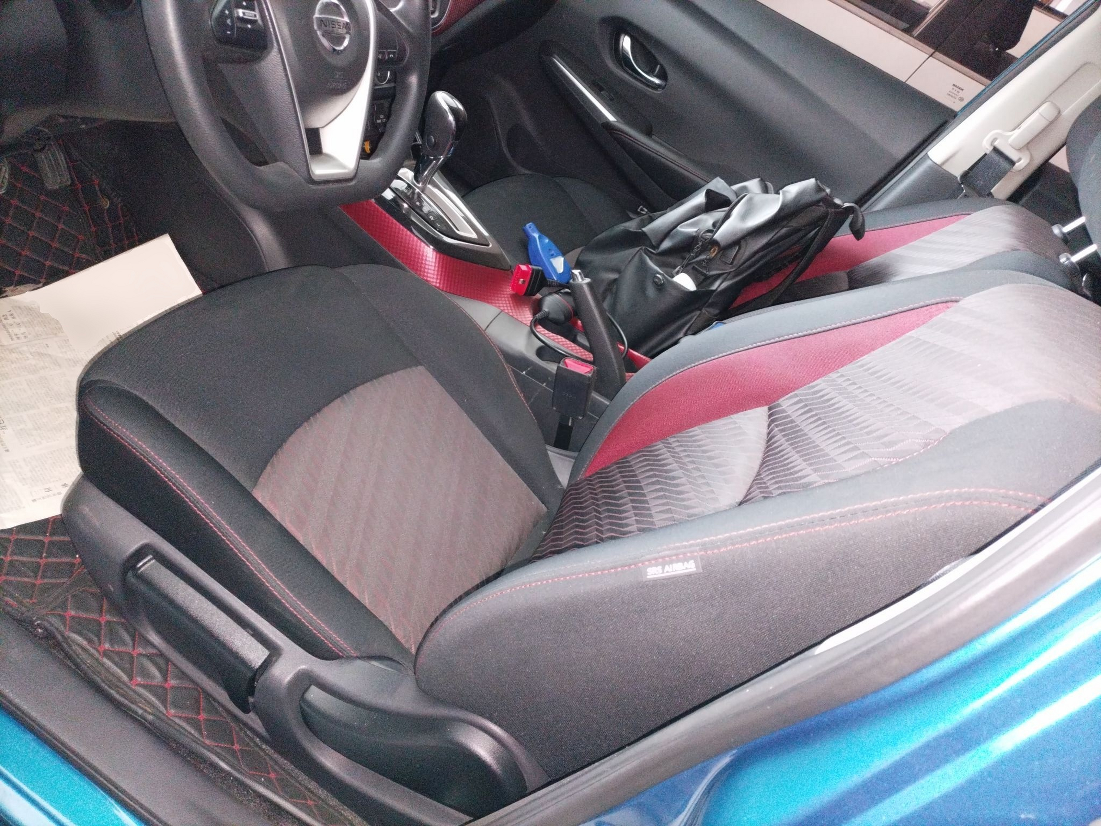 المقاعد الأمامية داخل السيارة