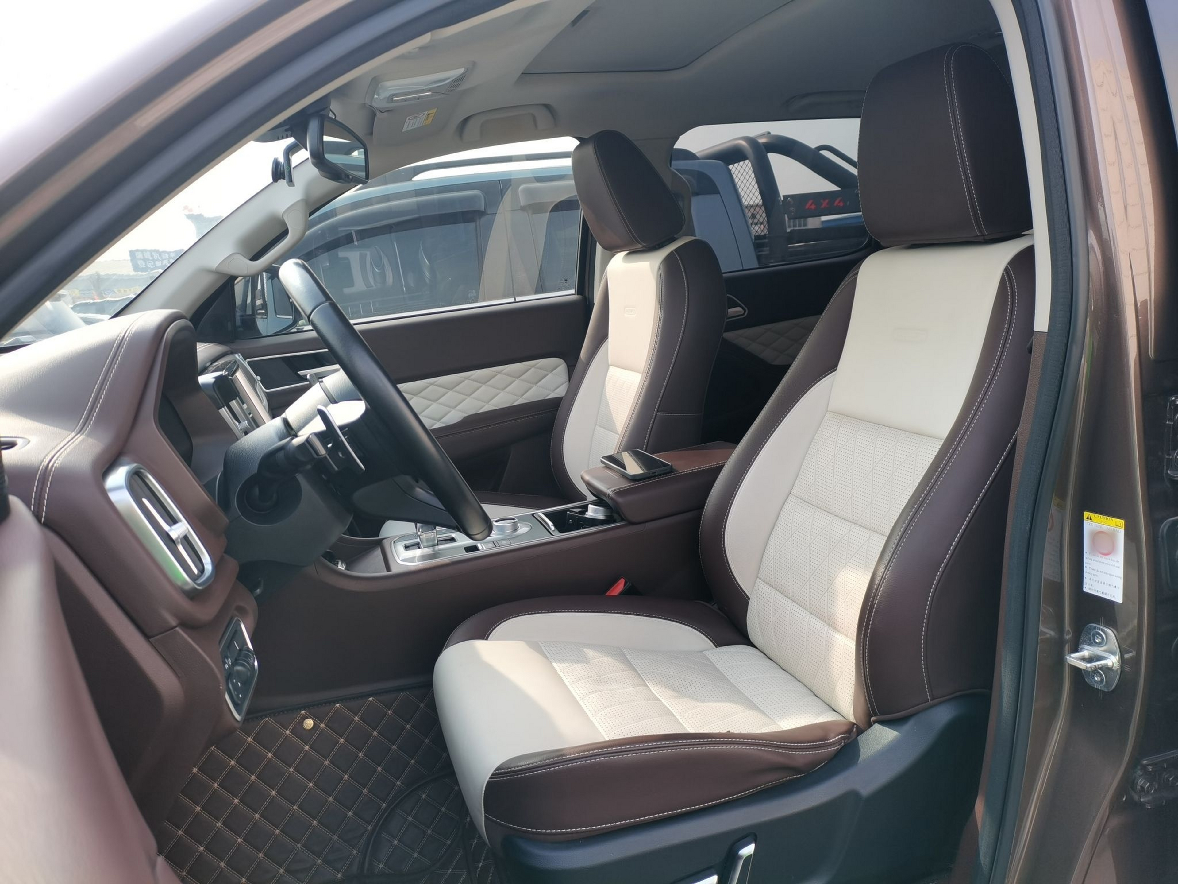 المقاعد الأمامية داخل السيارة