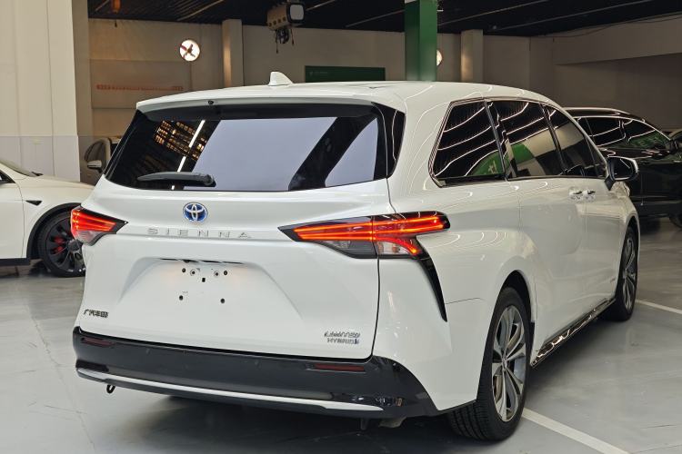 Used Toyota Sienna 2023 2.5L Hybrid Deluxe Edition
