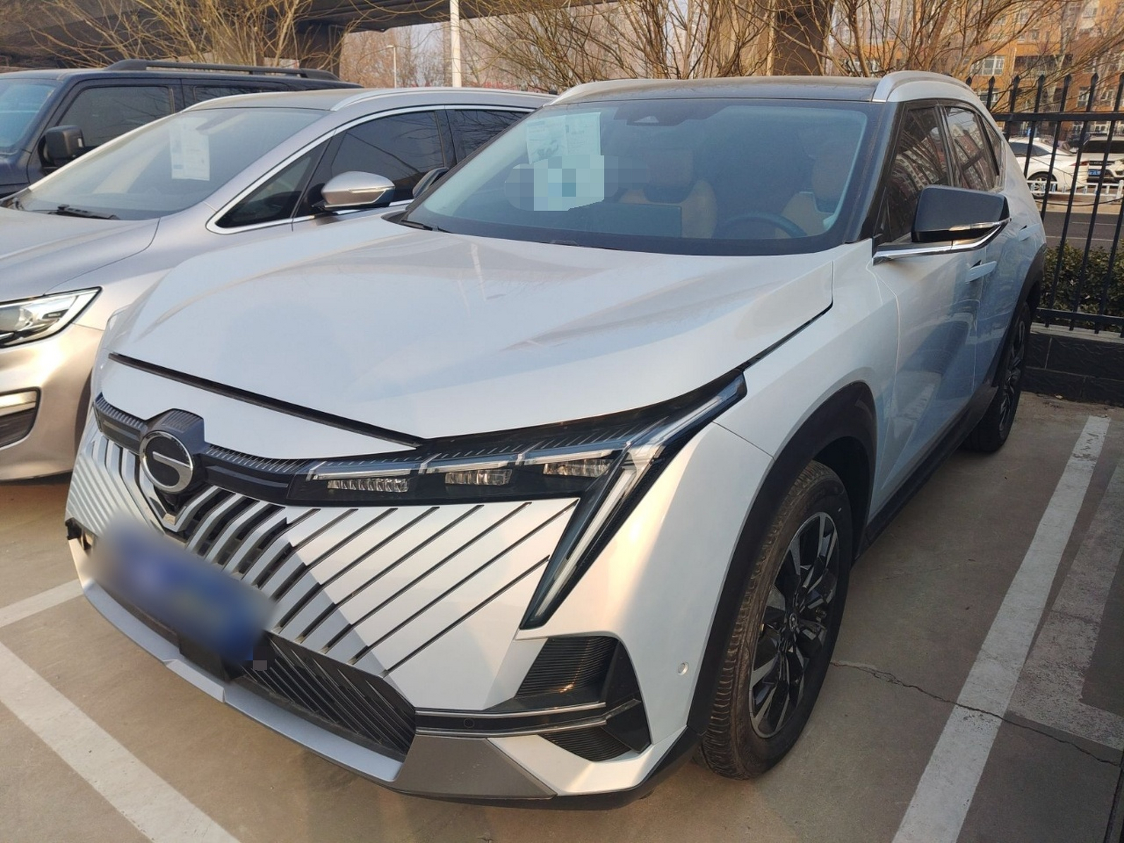 Под передней частью автомобиля