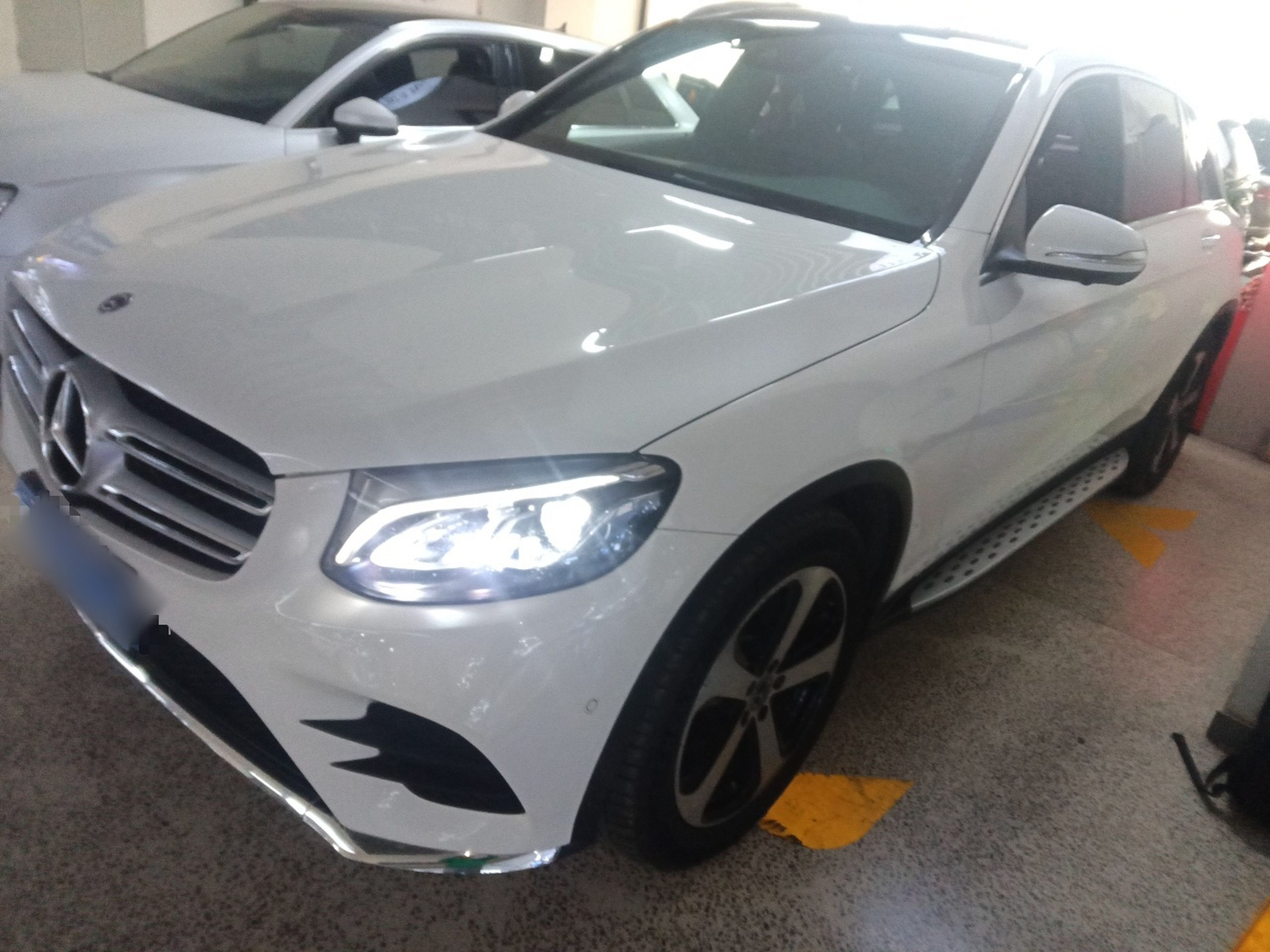 تحت مقدمة السيارة