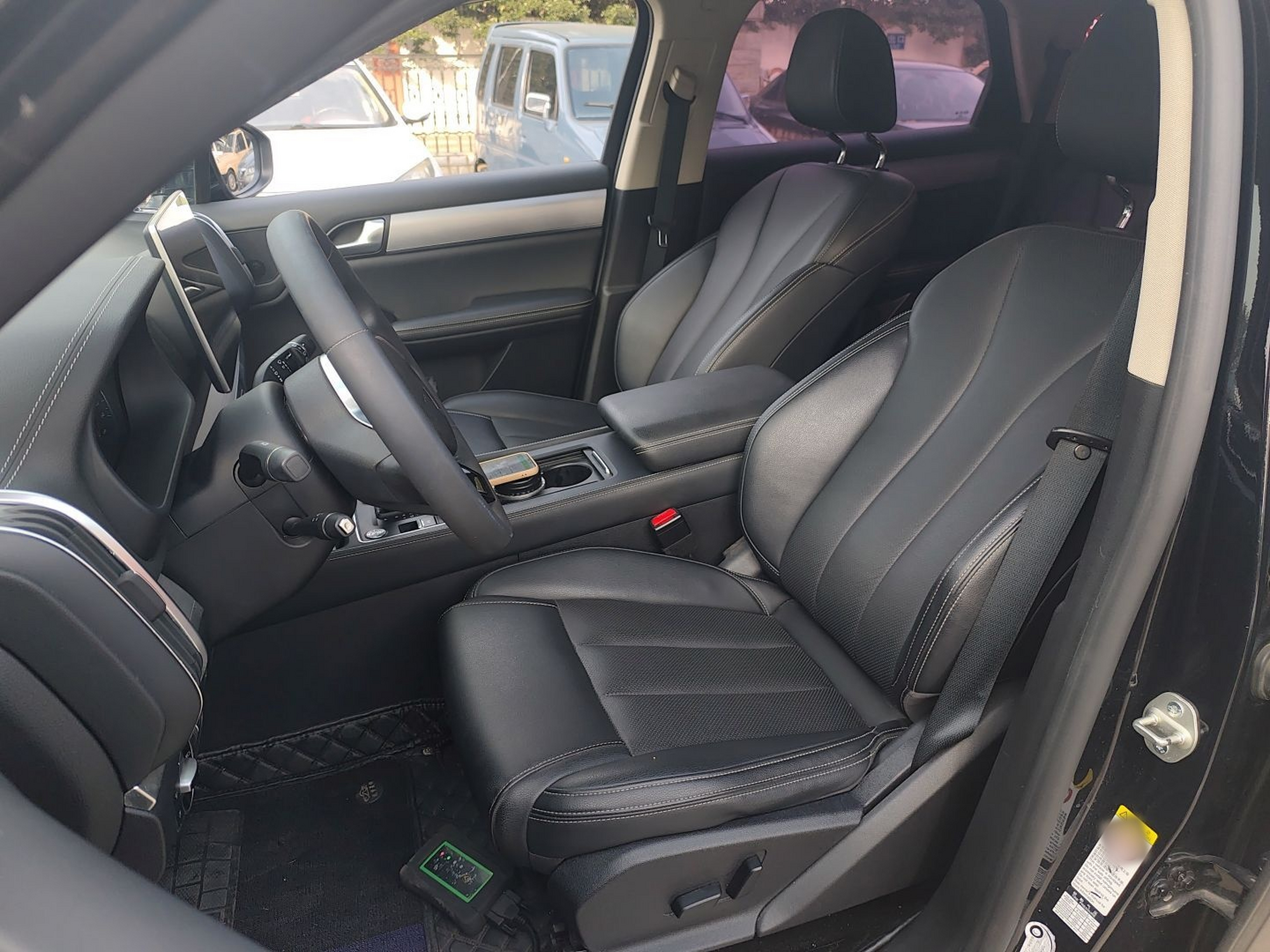 Переднее сиденье в автомобиле