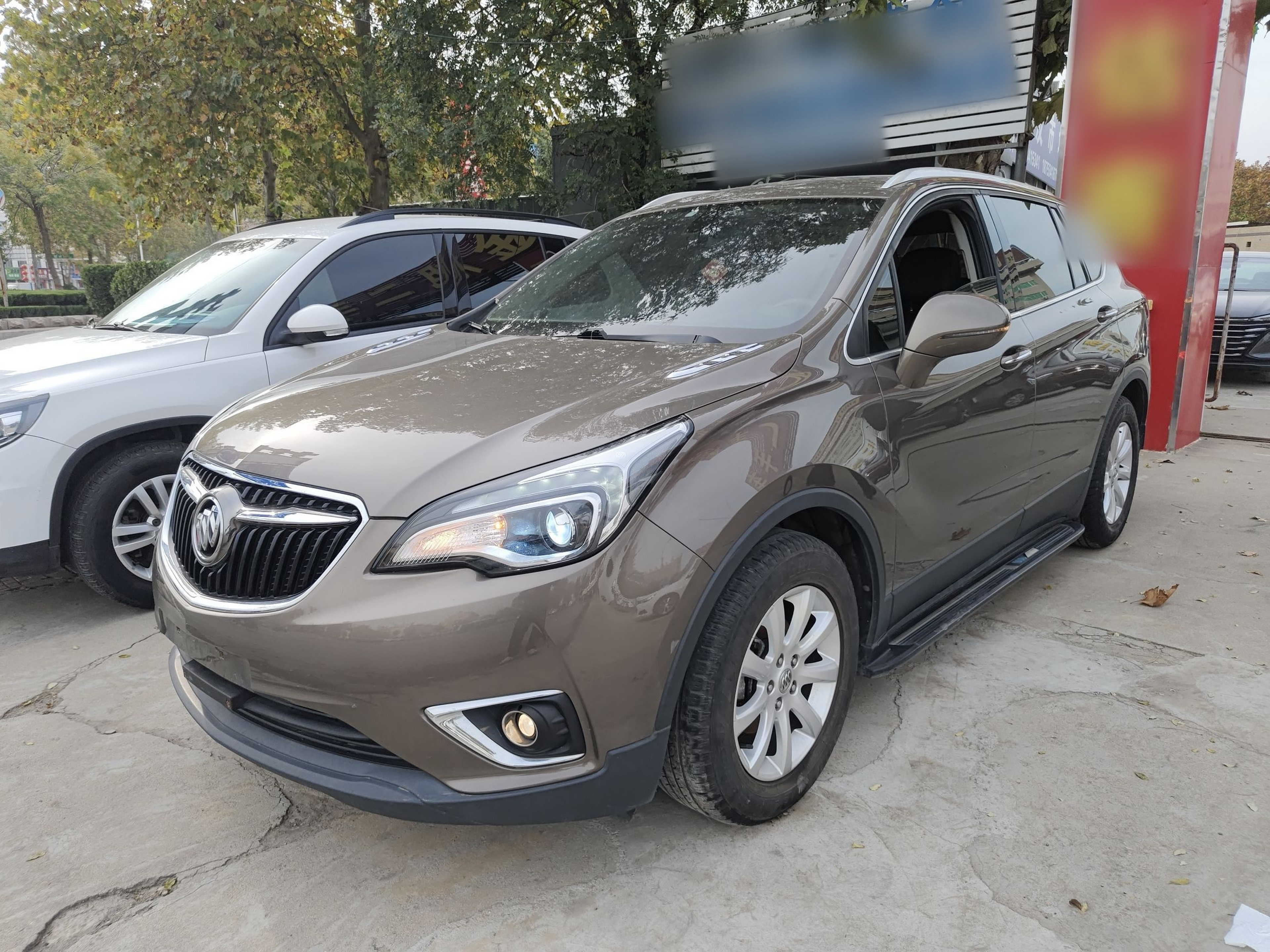 Под передней частью автомобиля