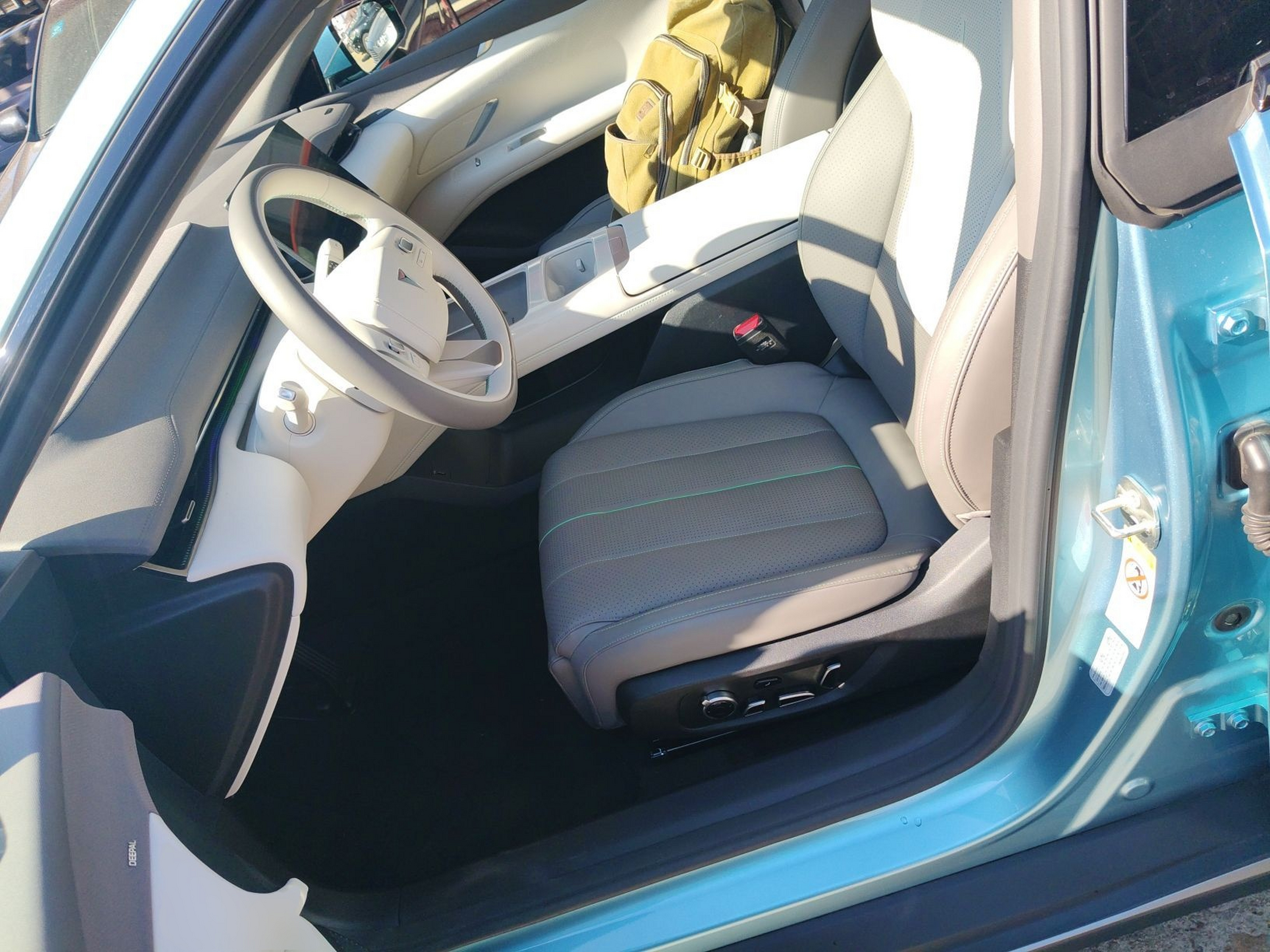 Переднее сиденье в автомобиле