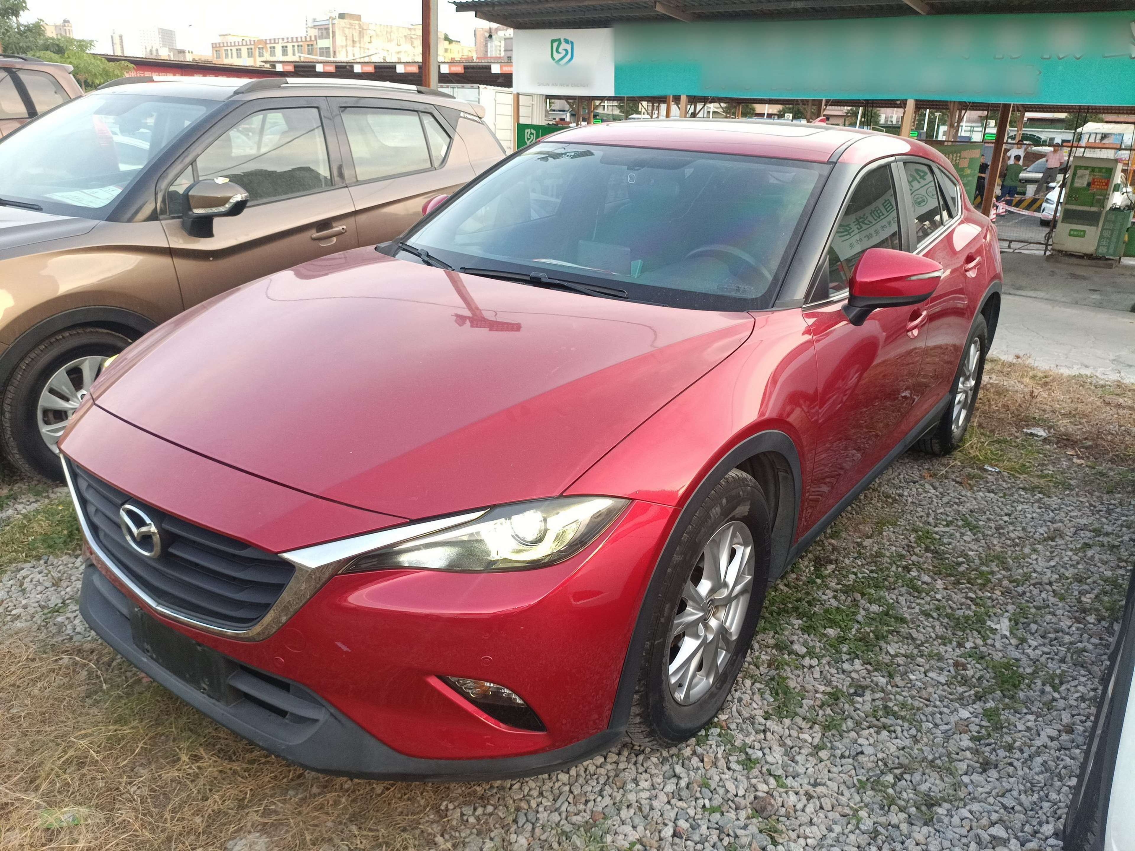 Под передней частью автомобиля