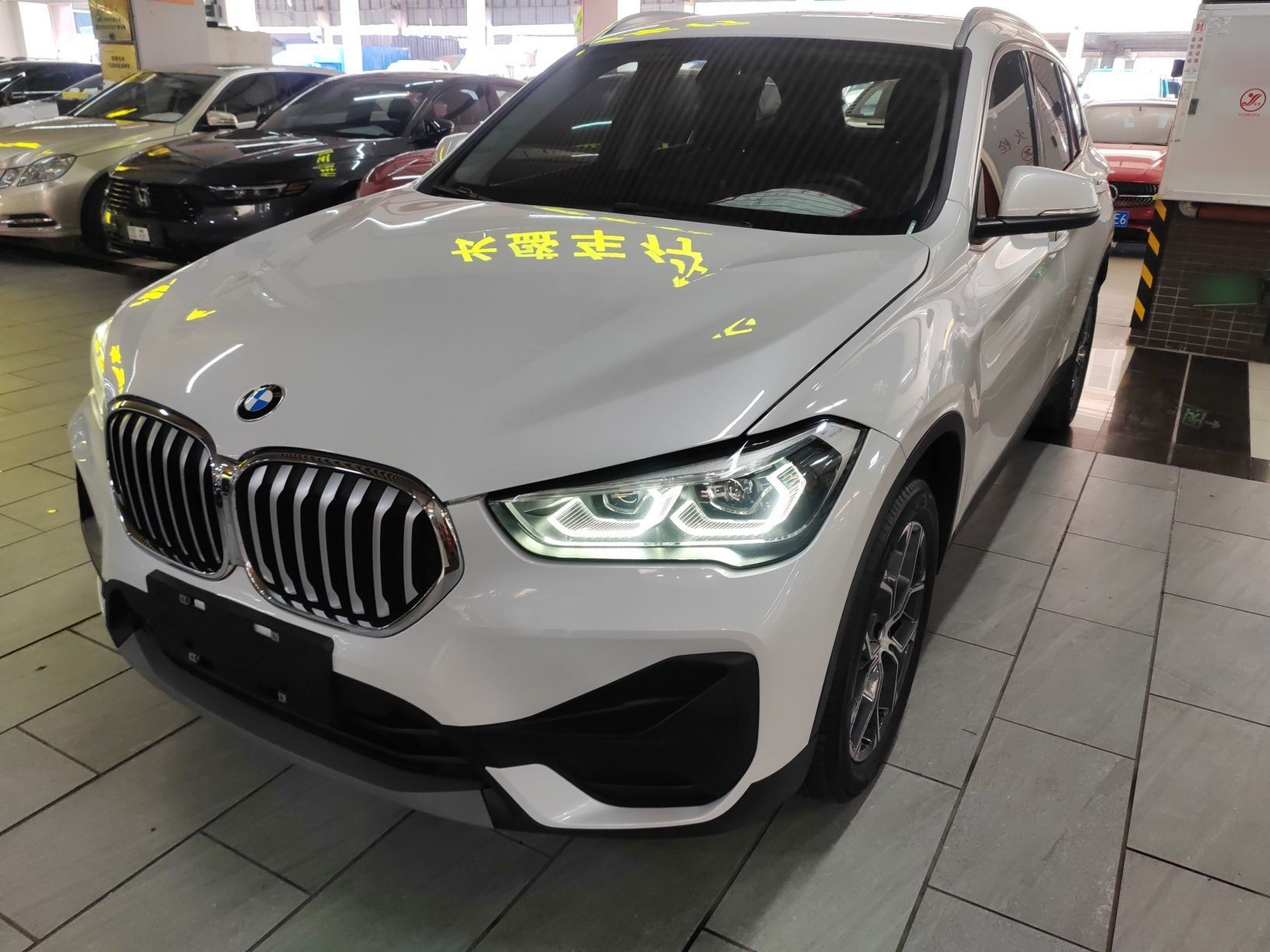 تحت مقدمة السيارة