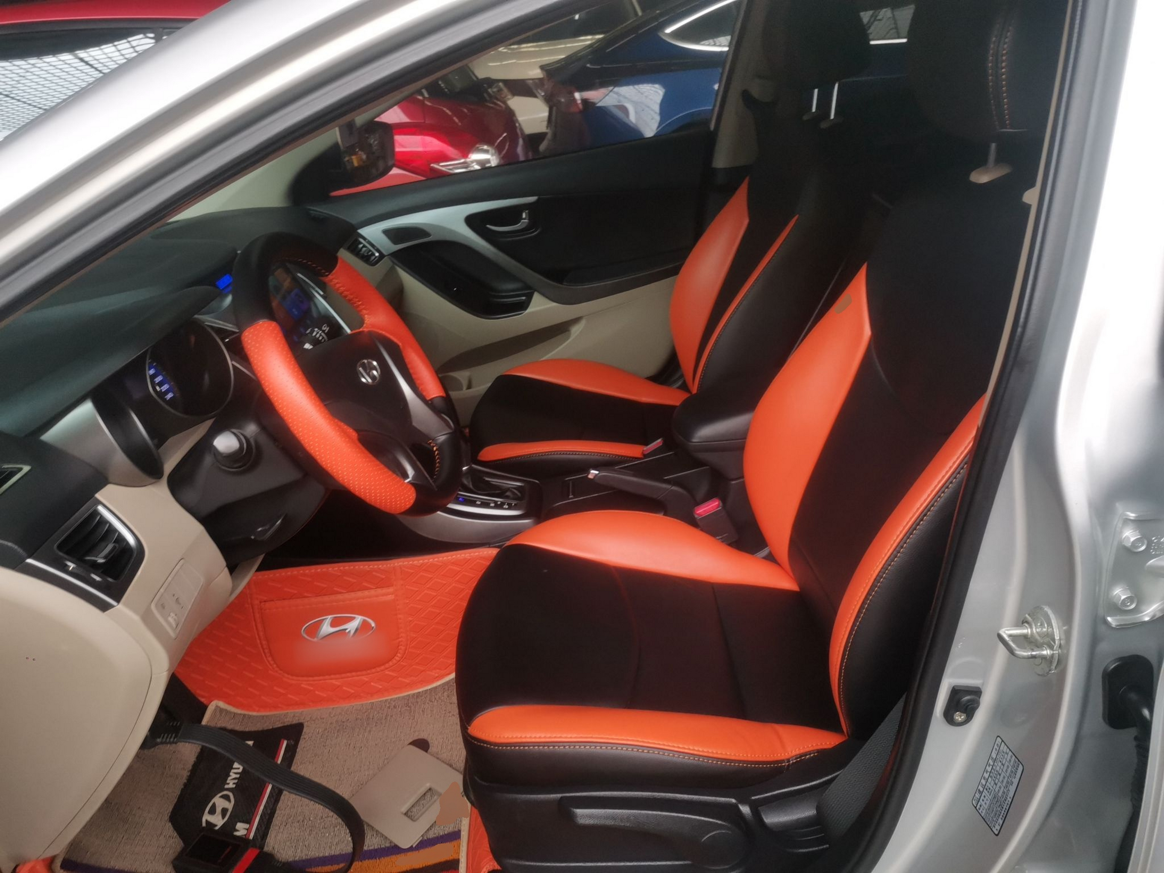 Переднее сиденье в автомобиле