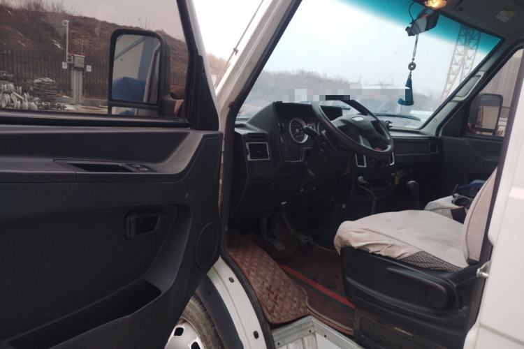 Used Iveco Daily 2021 2.5T A35 M1 Passenger Van 5-9 Seater Short Wheelbase Mid-Roof Design Dual Tires Side Sliding Door
