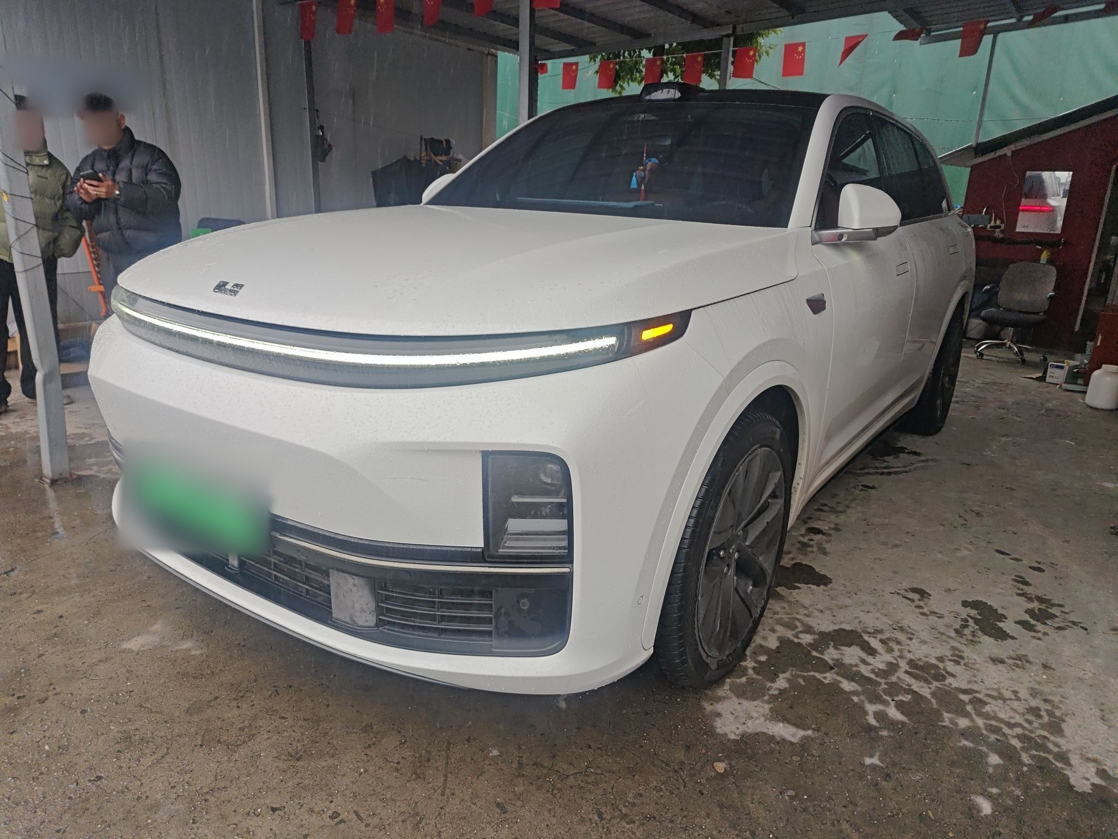 Под передней частью автомобиля