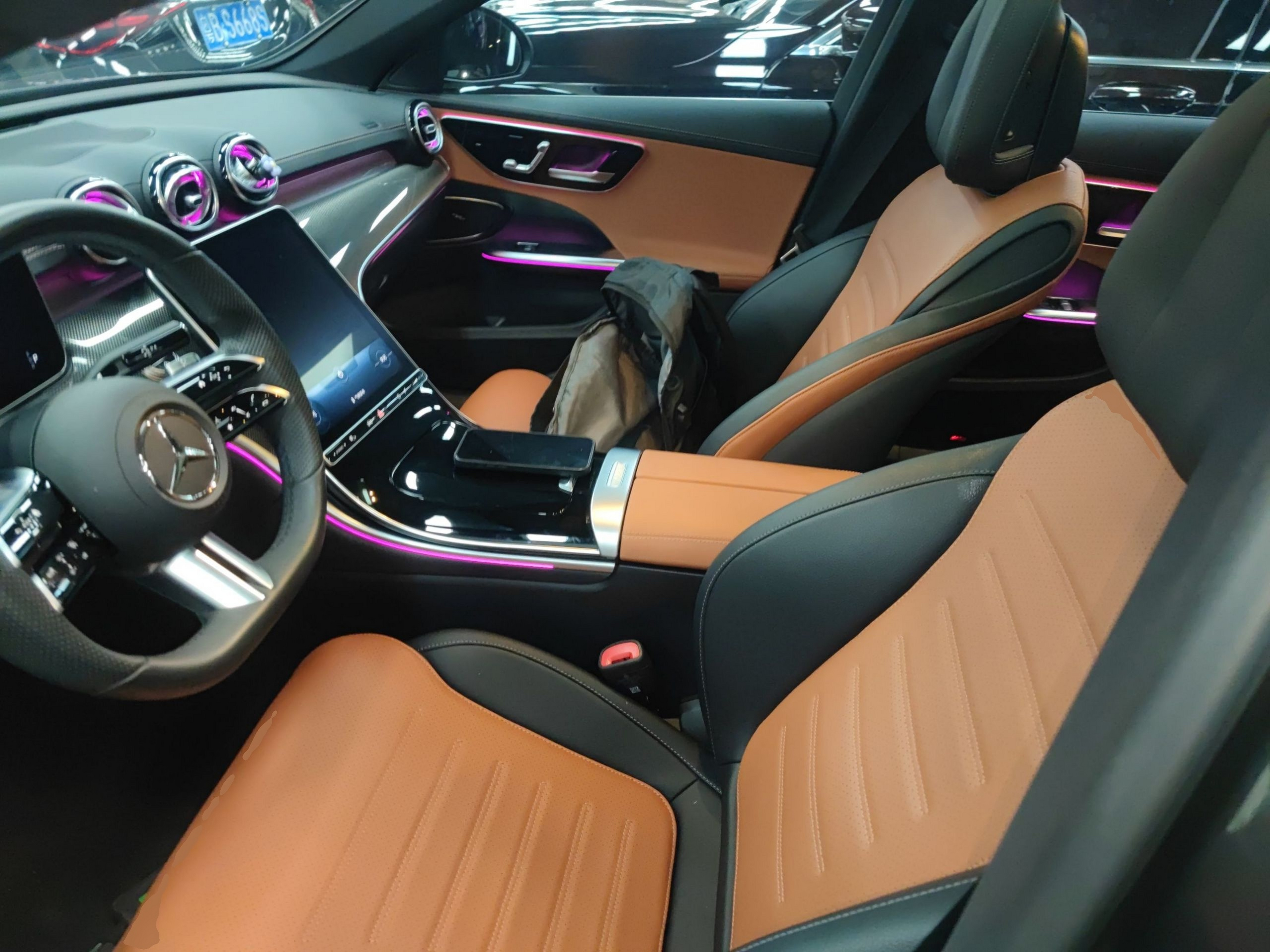 المقاعد الأمامية داخل السيارة