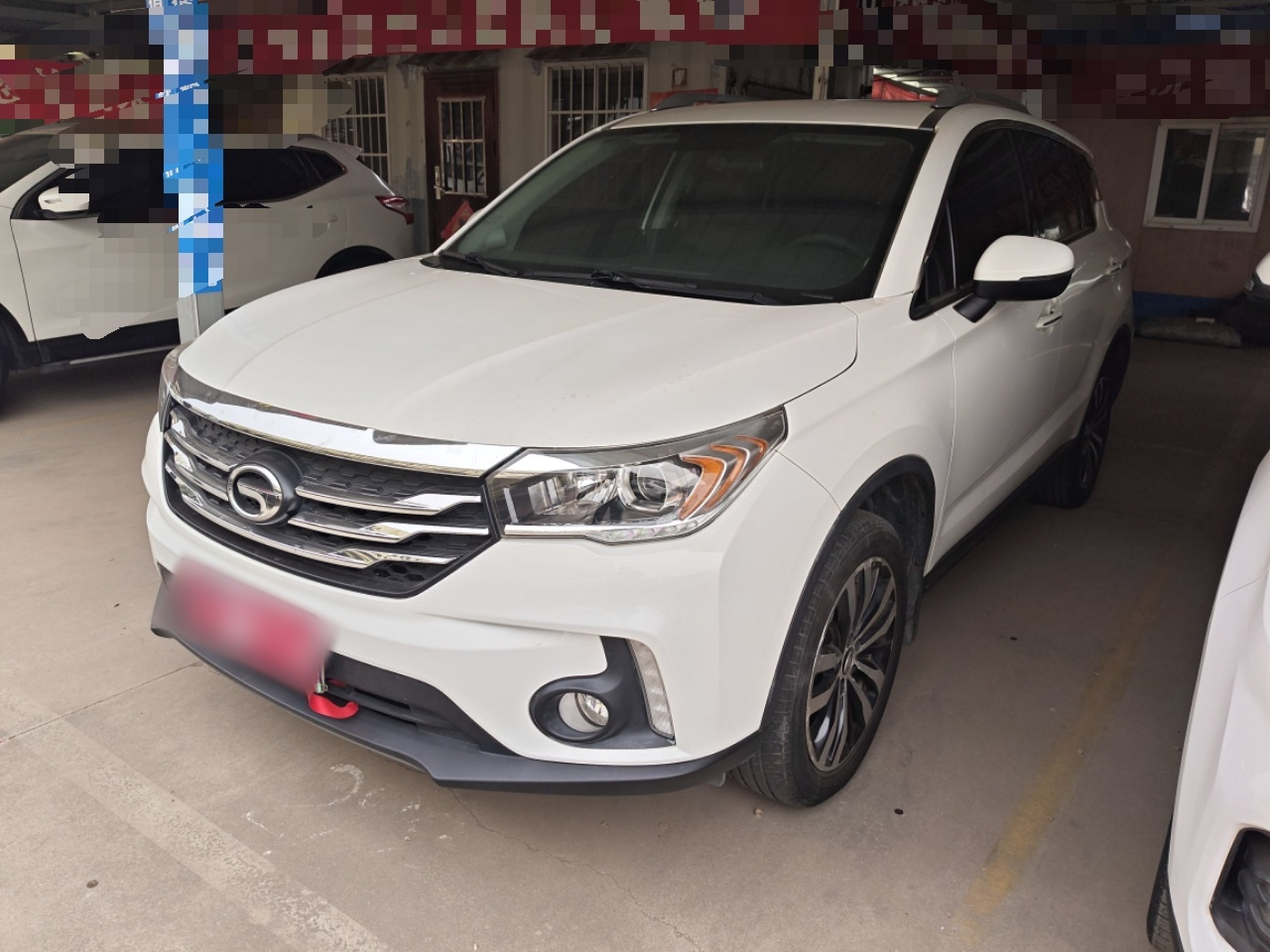 Под передней частью автомобиля