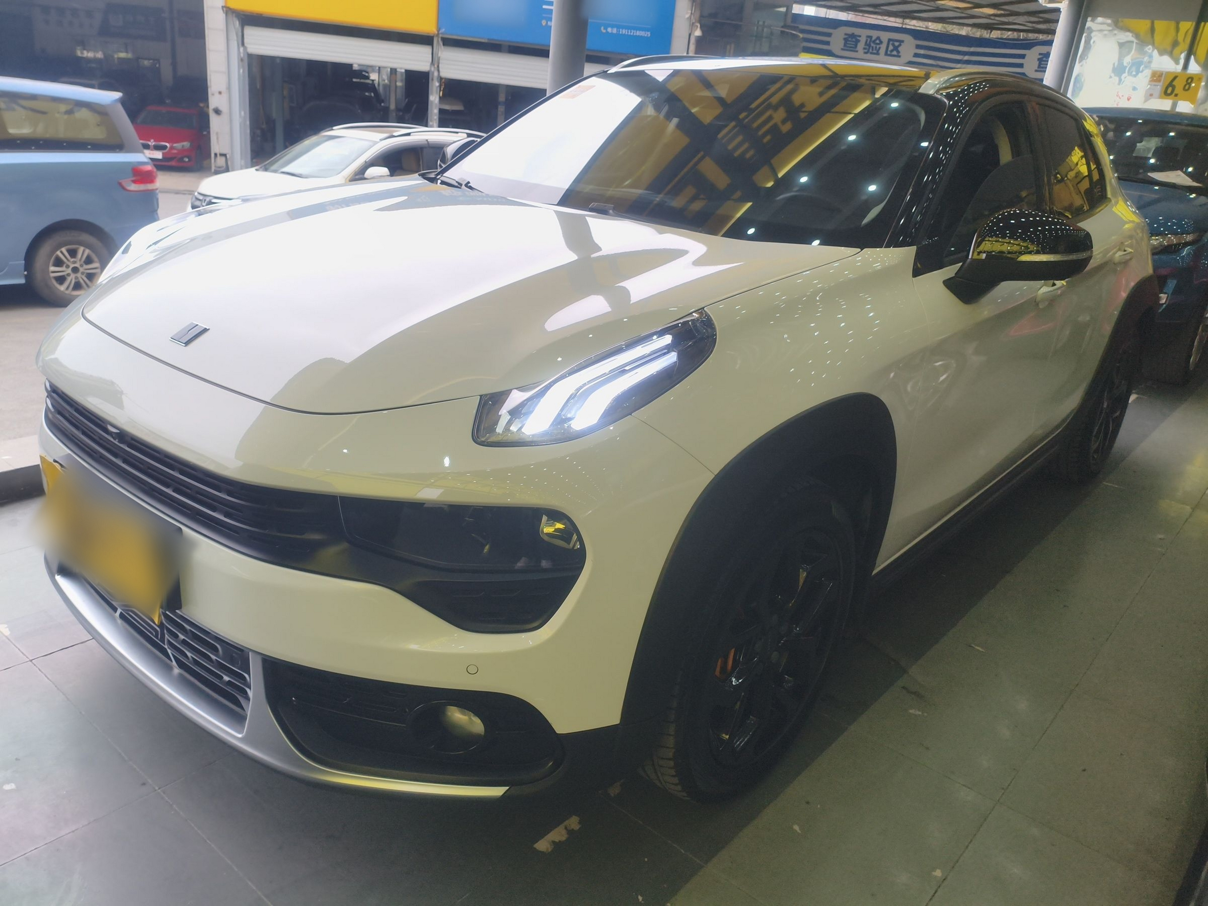 Под передней частью автомобиля