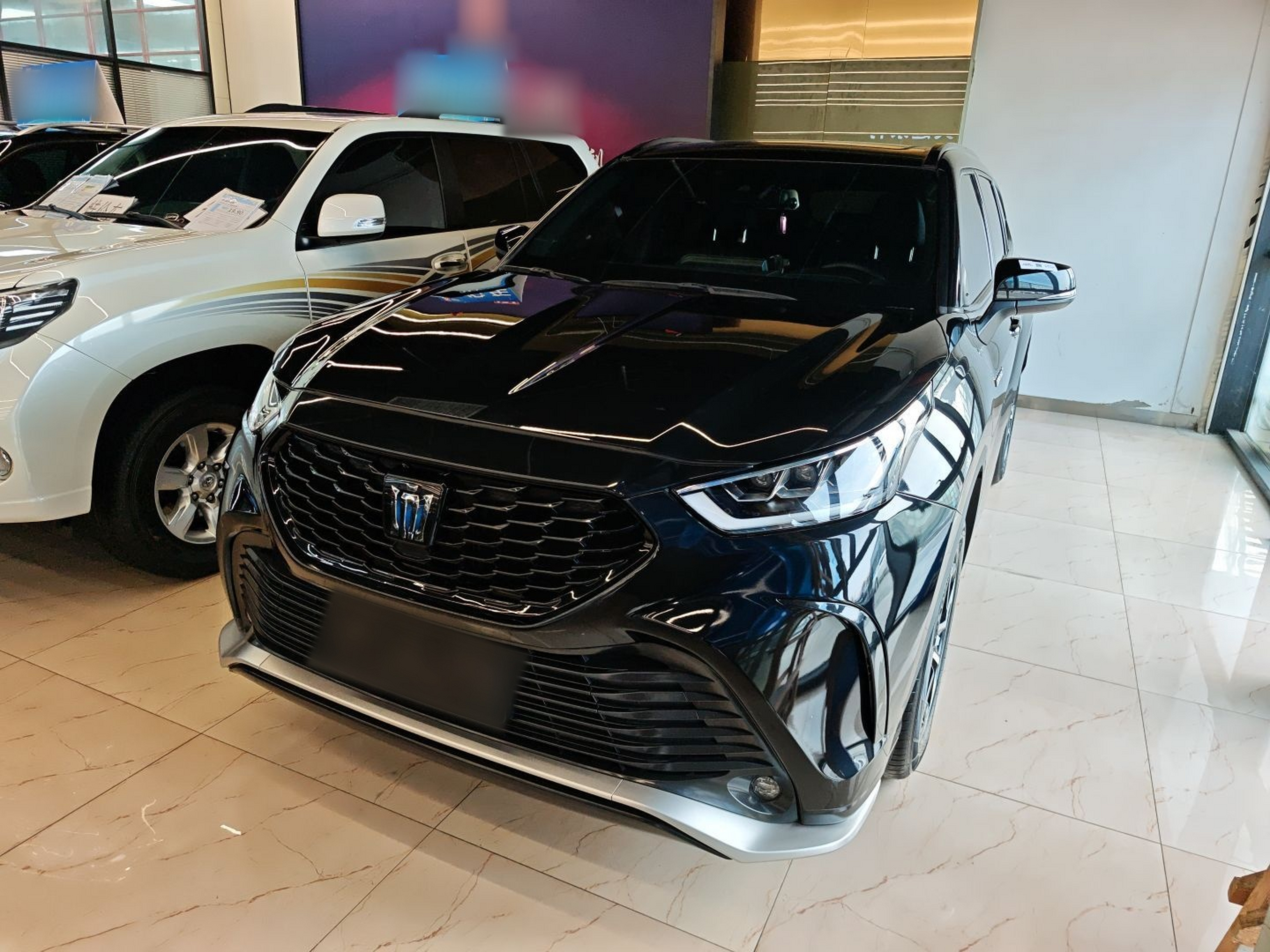 تحت مقدمة السيارة