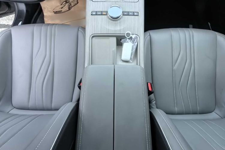 Used  E8 2024 550 km Range Rear-Drive Dragon Edition
