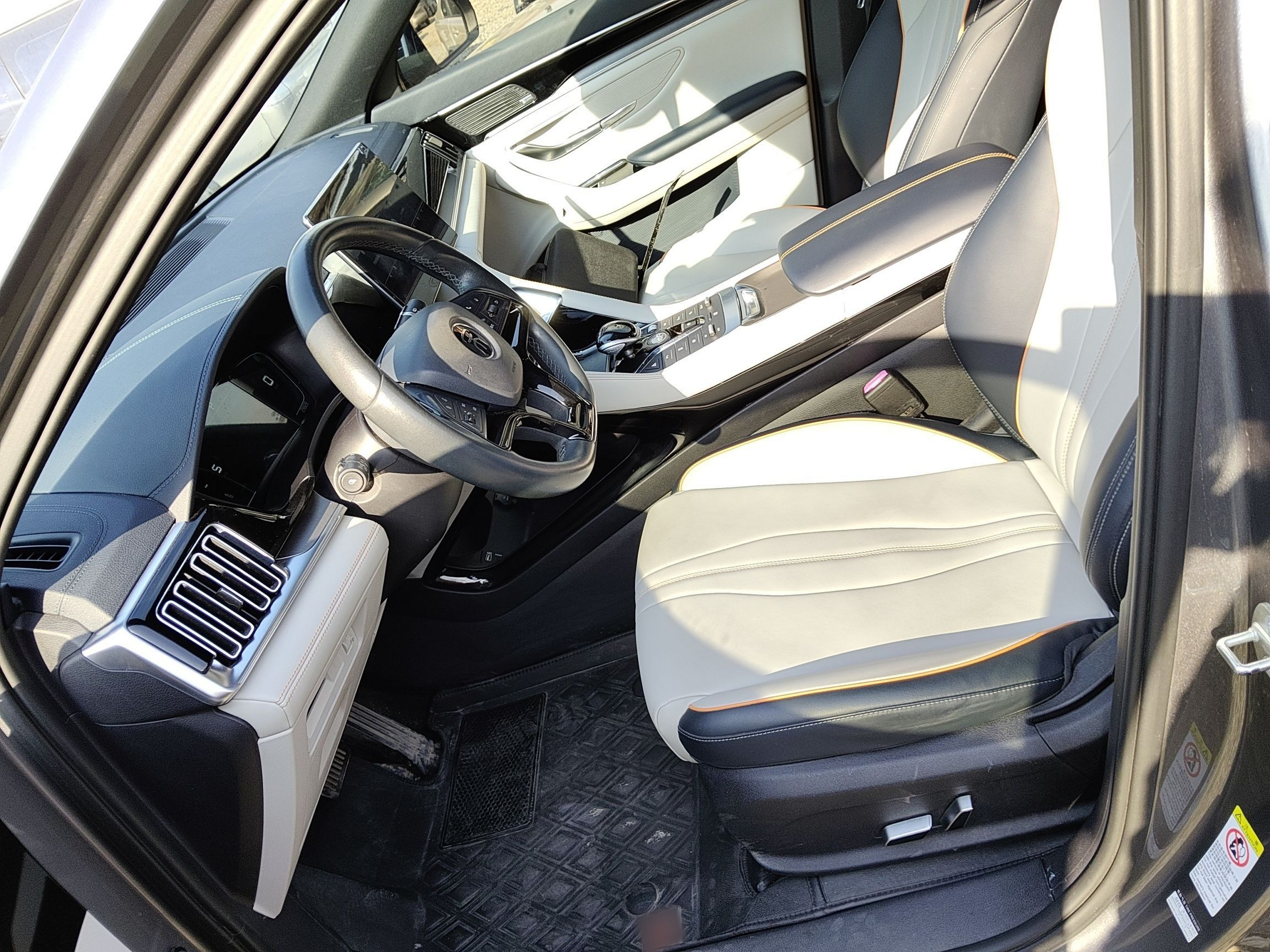 المقاعد الأمامية داخل السيارة