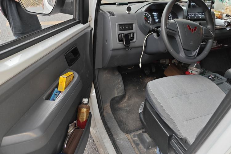 Used Wuling Yangguang 2024 300km Comfort-Grade Passenger Van 60kW