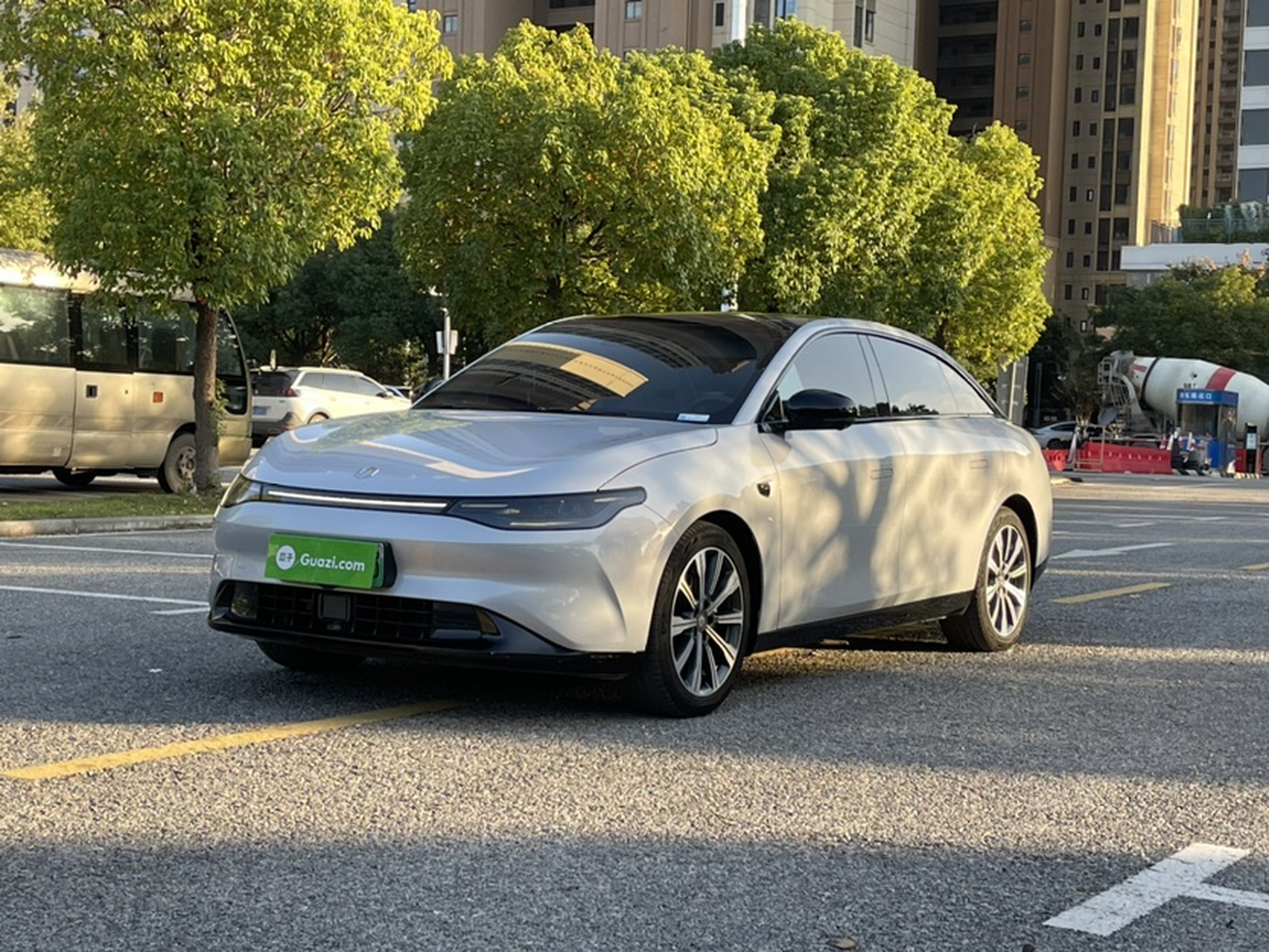 Под передней частью автомобиля