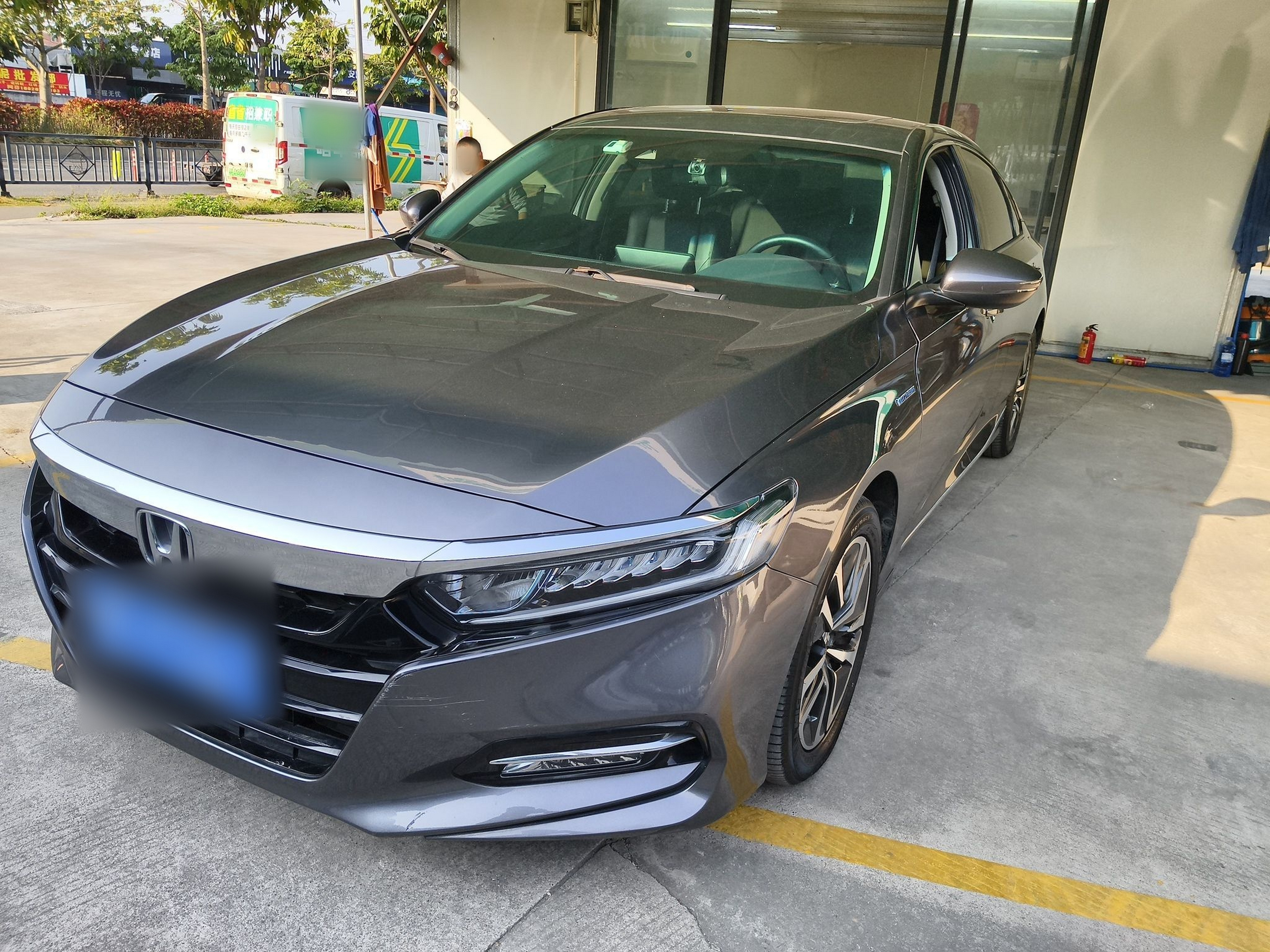 تحت مقدمة السيارة