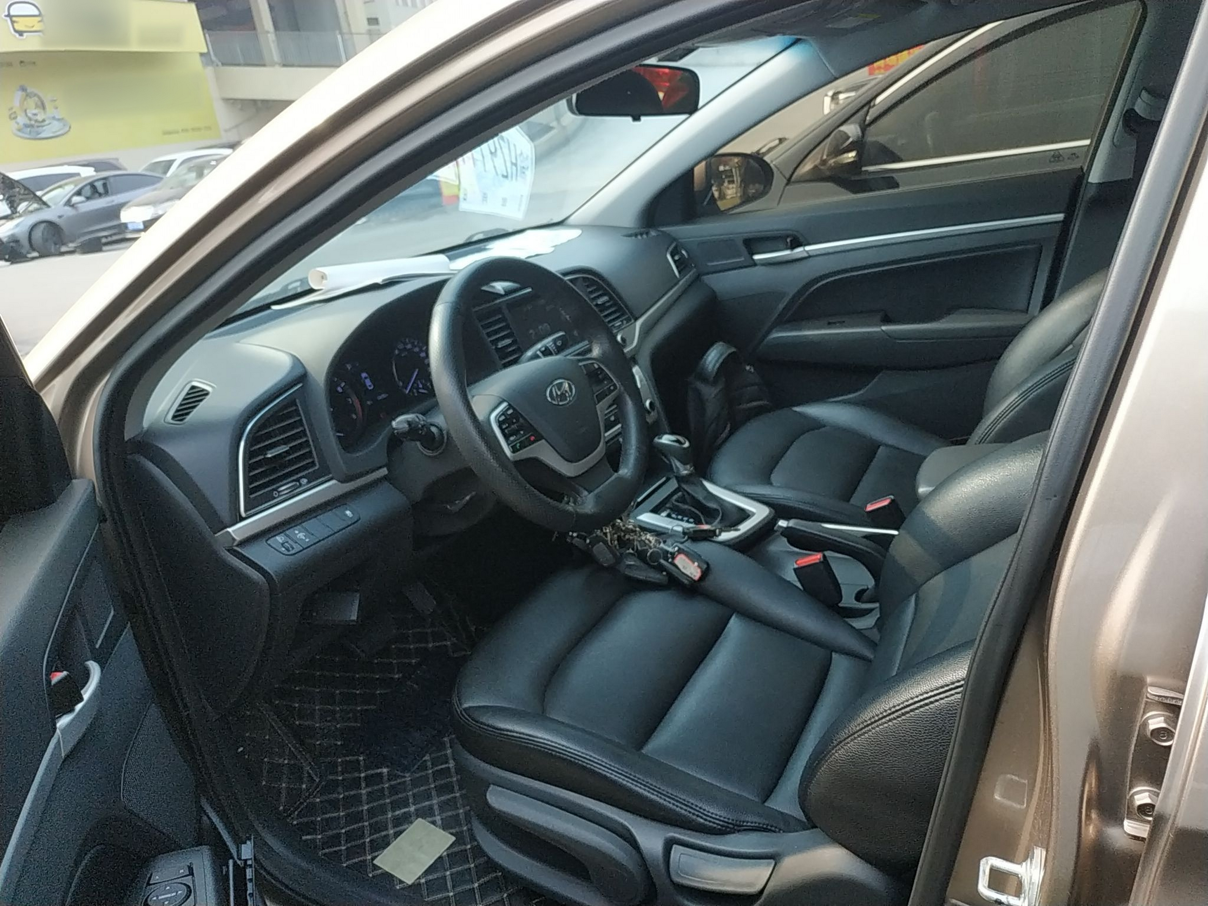 Переднее сиденье в автомобиле