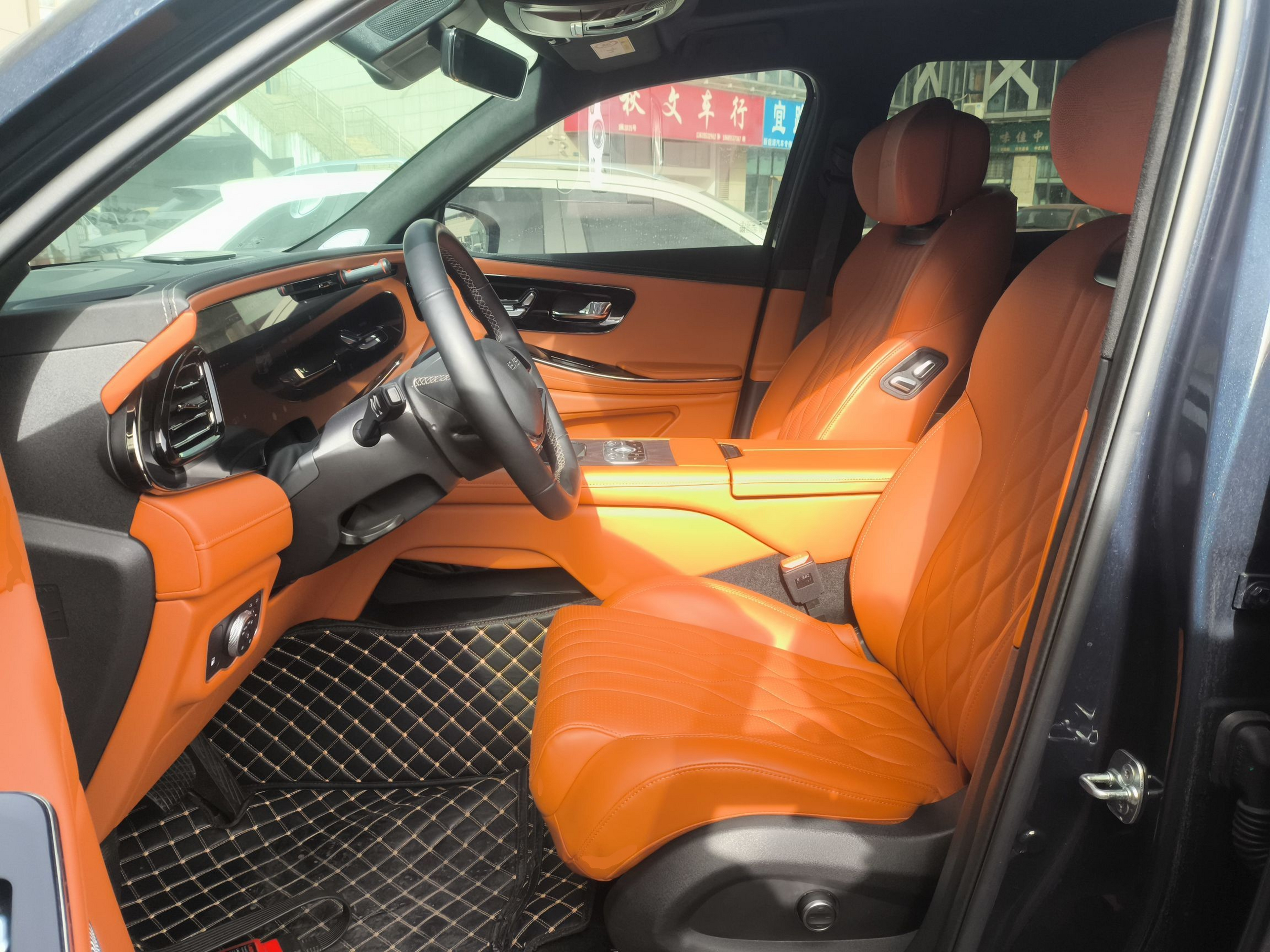 المقاعد الأمامية داخل السيارة