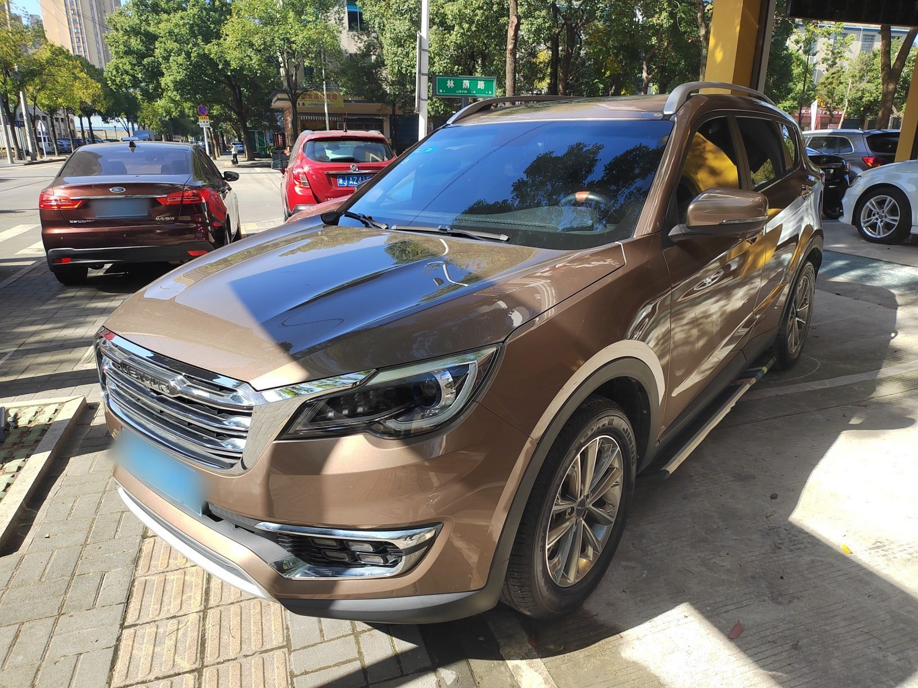 Под передней частью автомобиля