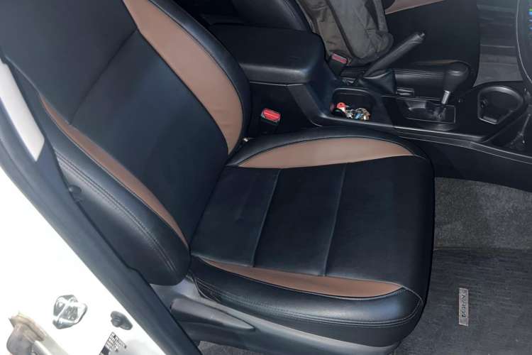 Used Toyota RAV4 2016 2.0L CVT Two-Wheel Drive Fashion Edition China V Standard
