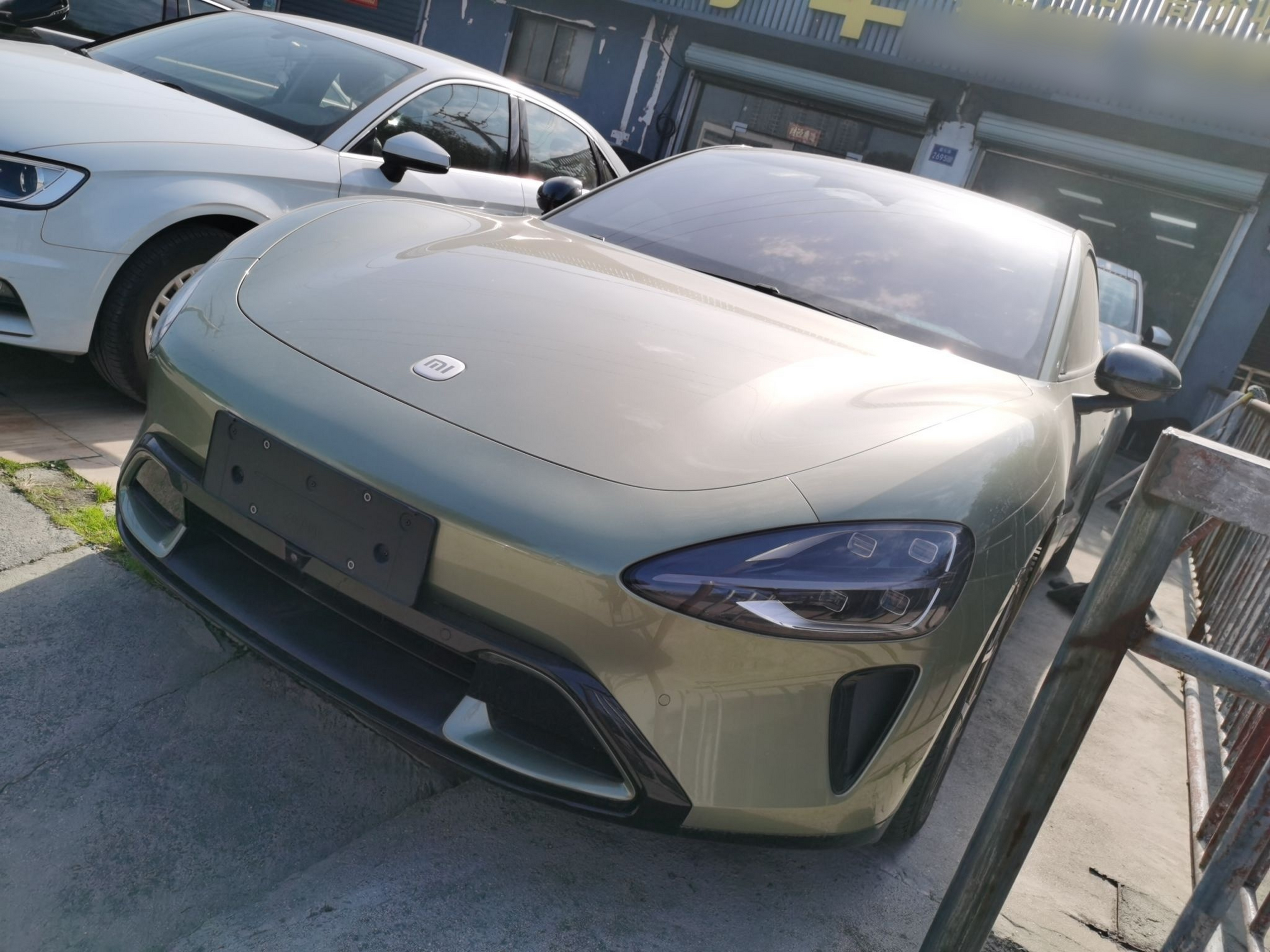 تحت مقدمة السيارة