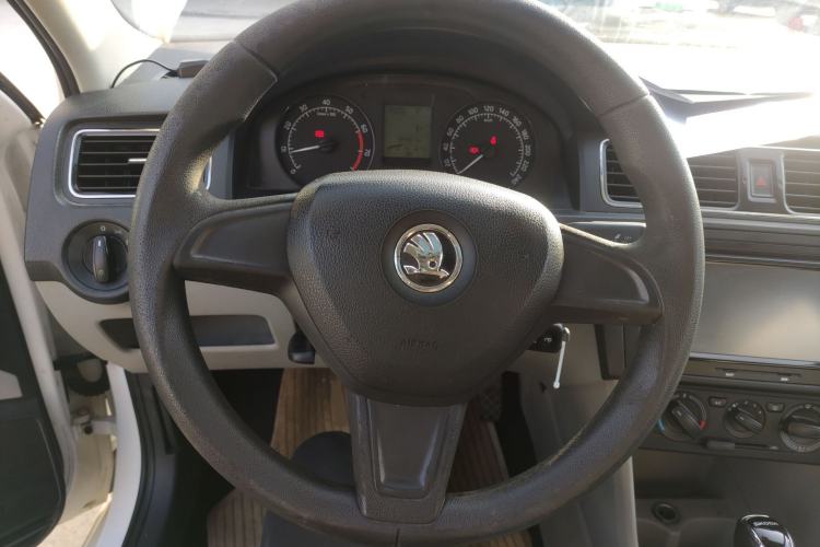 Used Skoda Rapid 2015 1.6L Automatic Smart Selection Model
