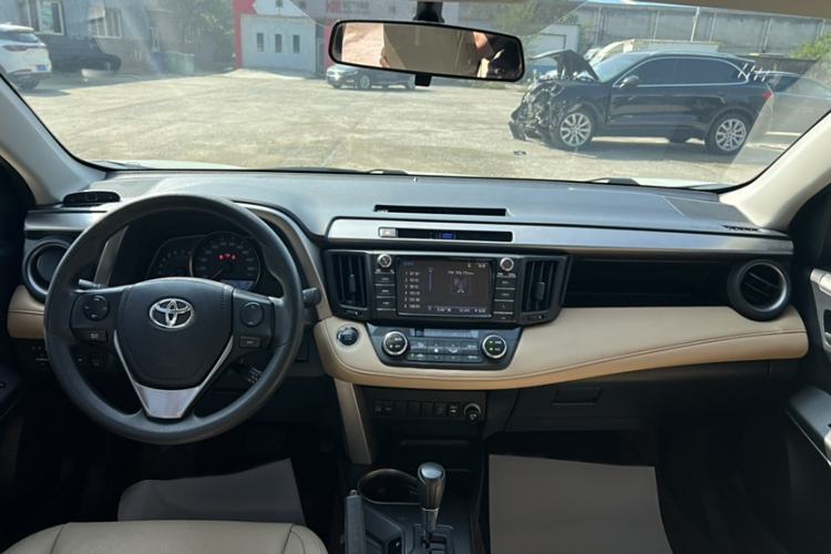 Used Toyota RAV4 2016 2.0L CVT Two-Wheel Drive Fashion Edition China V Standard
