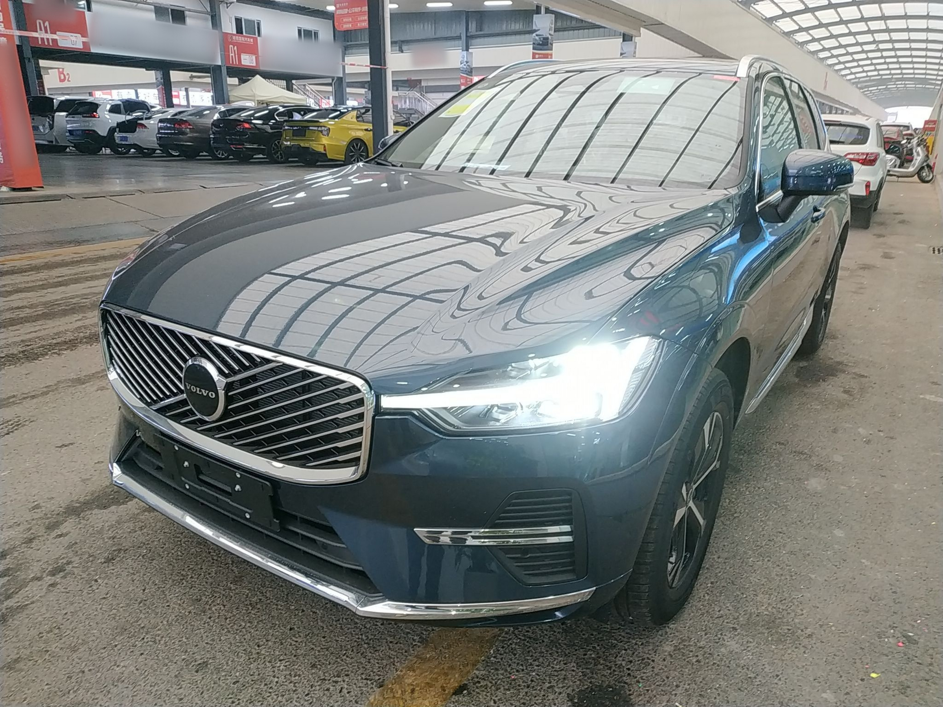 تحت مقدمة السيارة