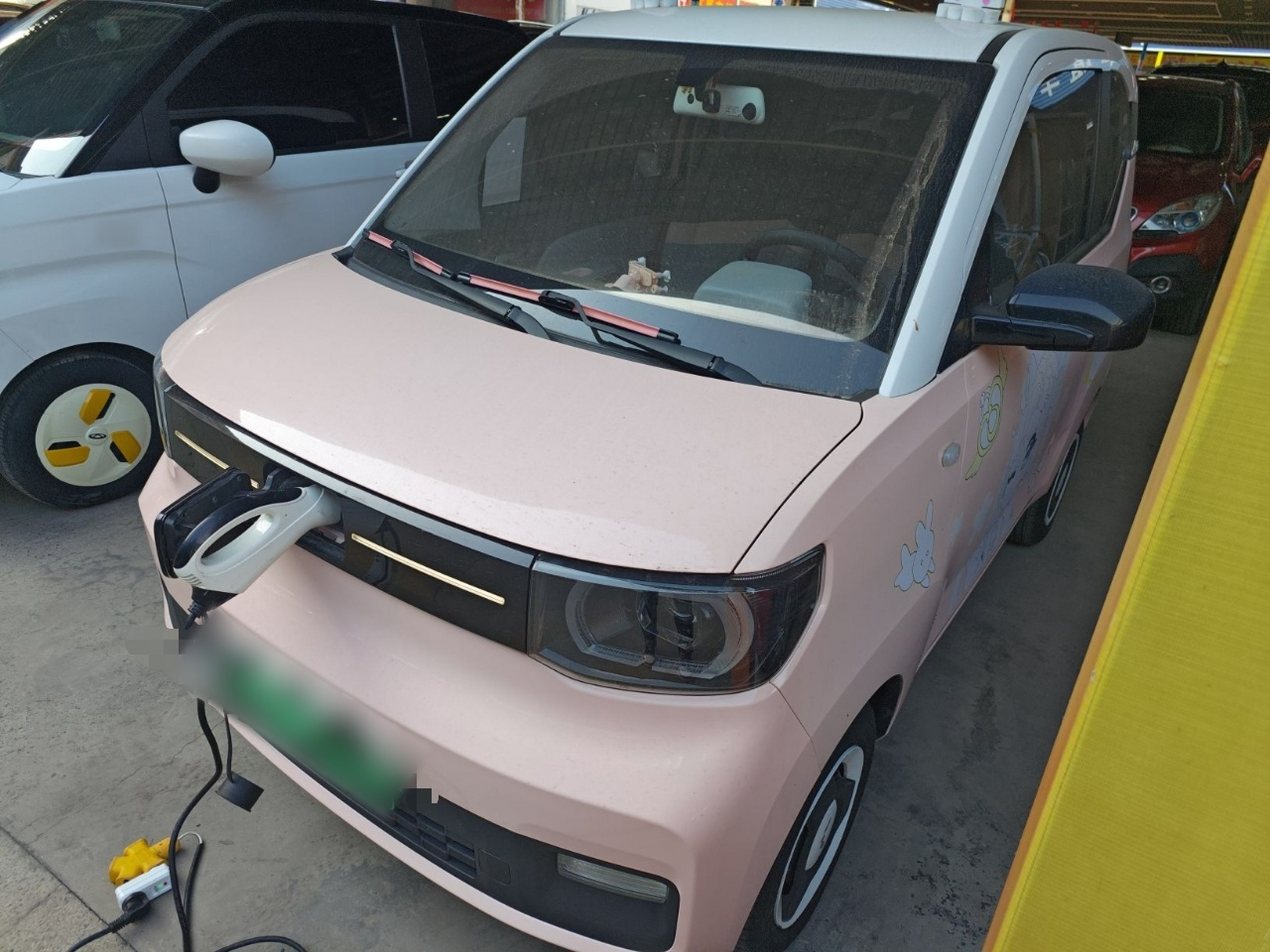 Под передней частью автомобиля